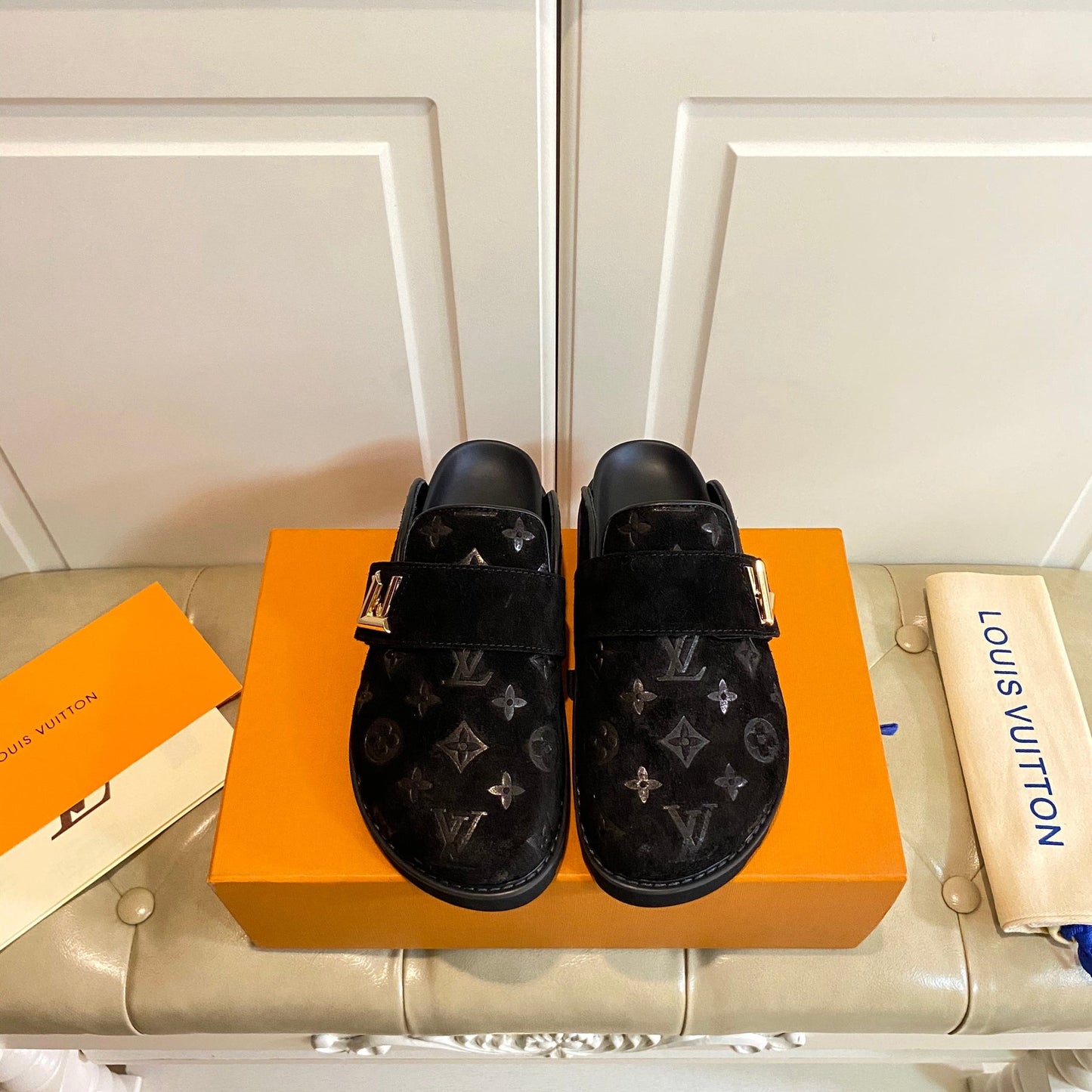 COSY FLAT COMFORT CLOG IN BLACK EMBOSSED SUEDE