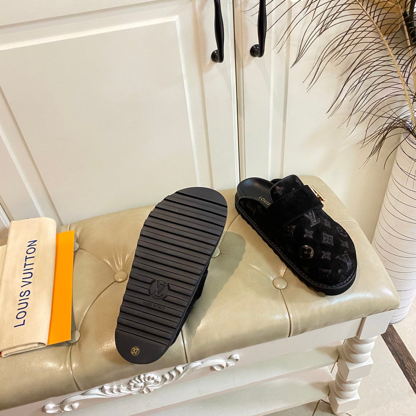 COSY FLAT COMFORT CLOG IN BLACK EMBOSSED SUEDE