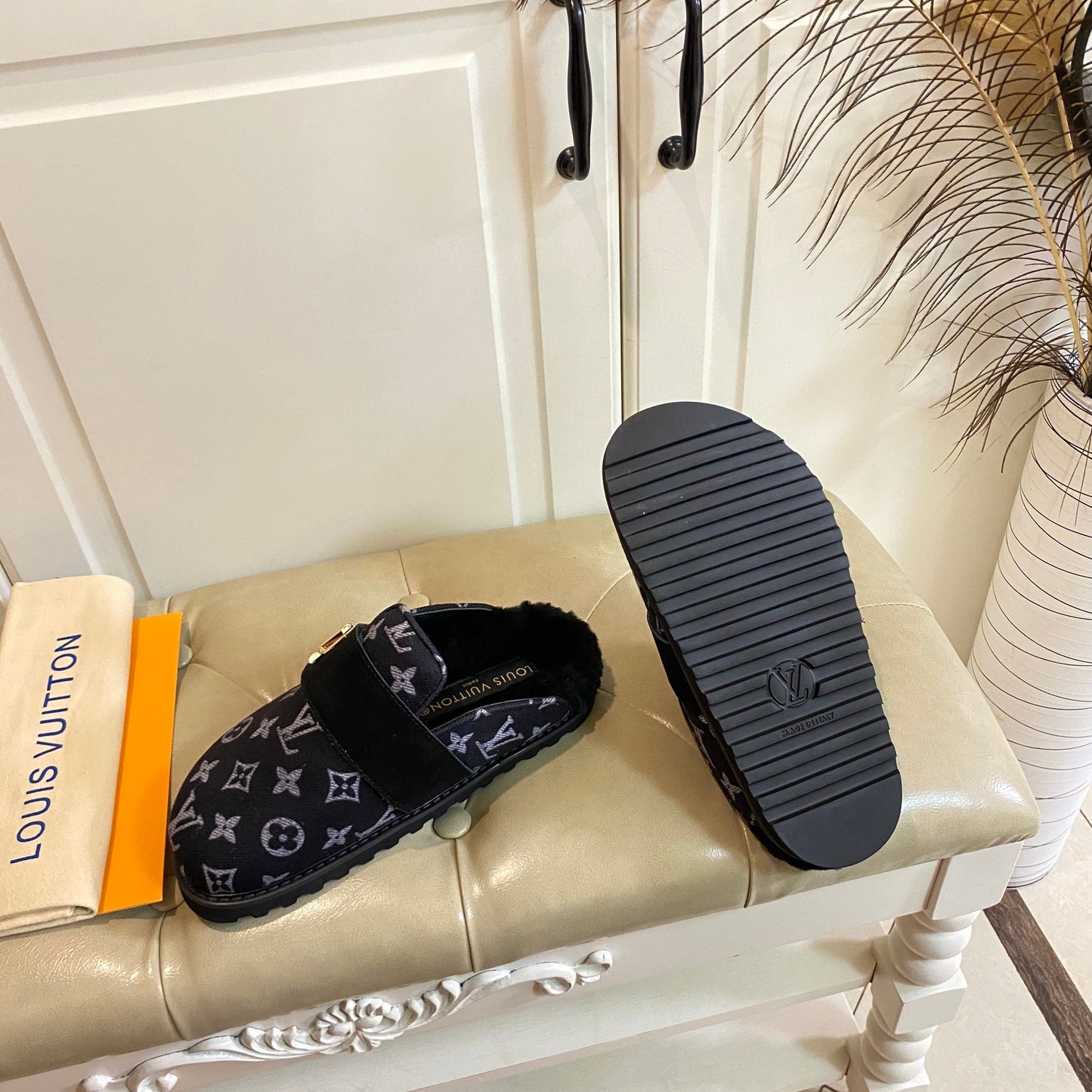 COSY FLAT COMFORT CLOG IN BLACK MONOGRAM FABRIC AND SUEDE