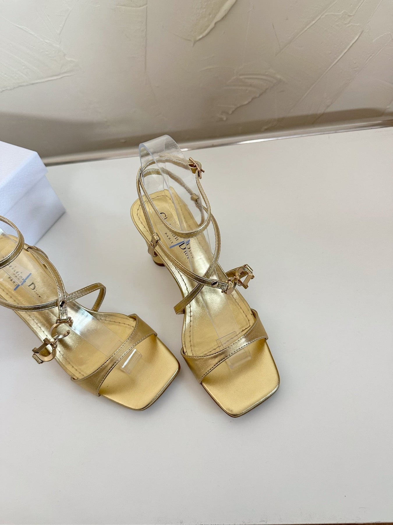 MEDIUM SQUARE HEEL SANDAL IN GOLD LAMBSKIN