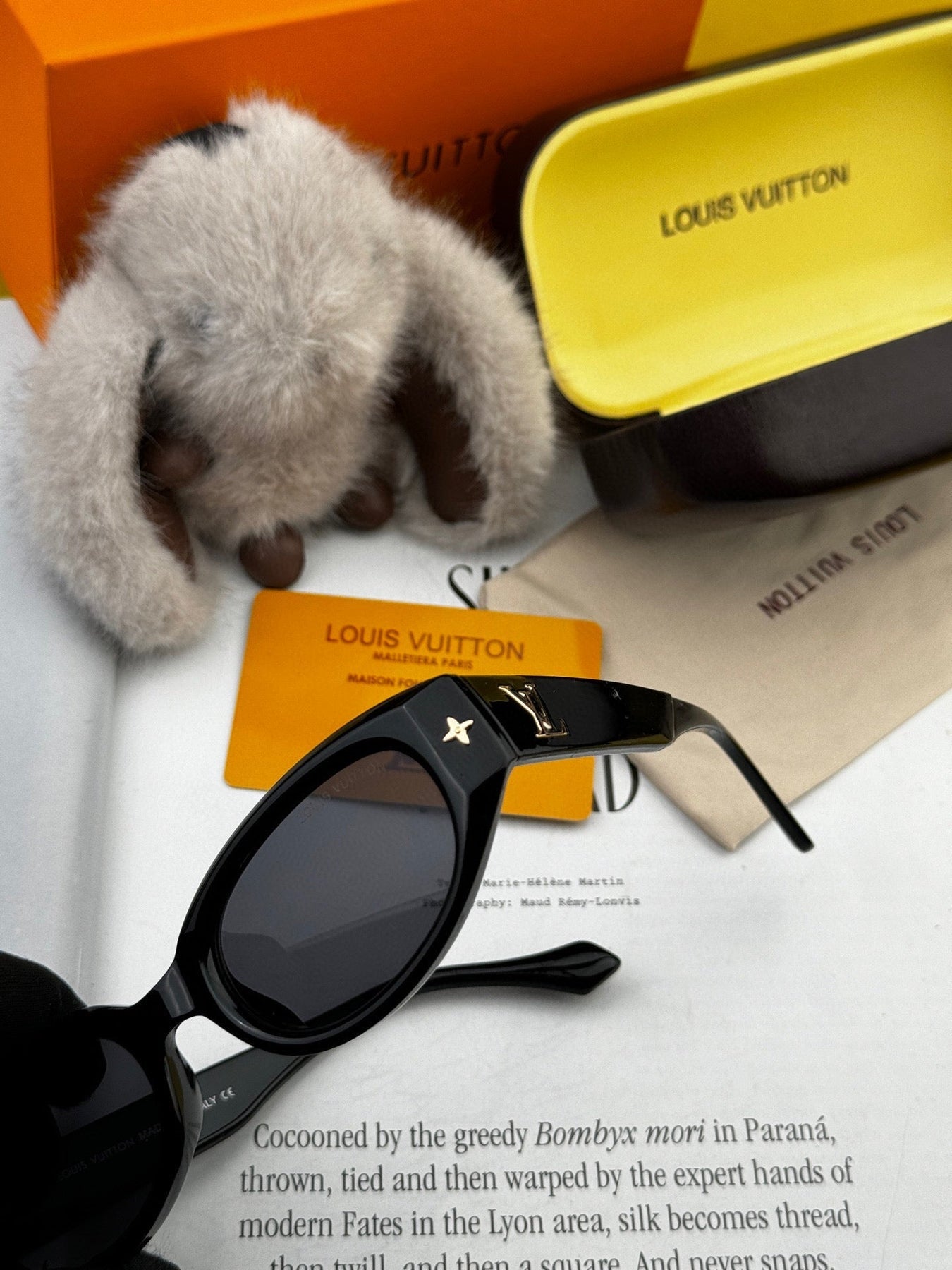 CAT EYE SUNGLASSES L1335 IN BLACK ACETATE