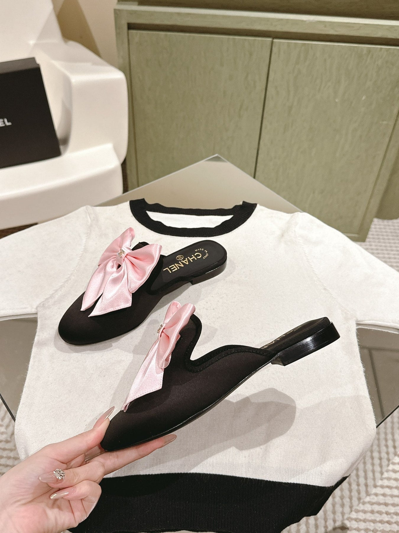 CC MULE WITH SILK LIGHT PINK BOW AND BLACK LAMBSKIN