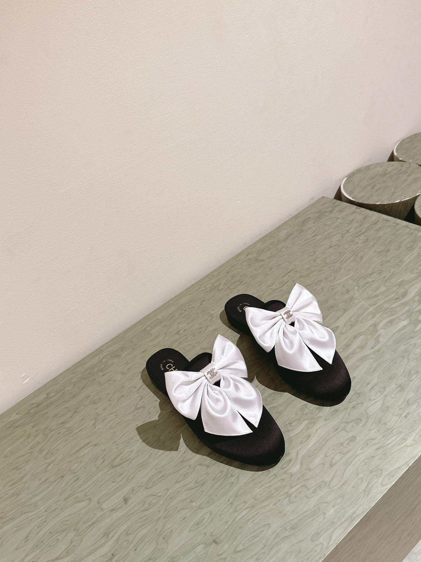 CC MULE WITH SILK WHITE BOW AND BLACK LAMBSKIN