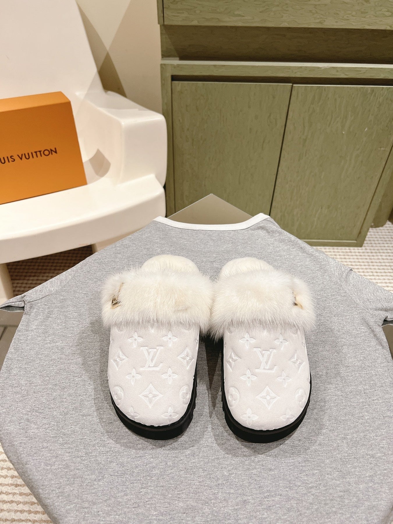 COSY FLAT COMFORT CLOG IN WHITE MONOGRAM LAMB WOOL AND MINK FUR