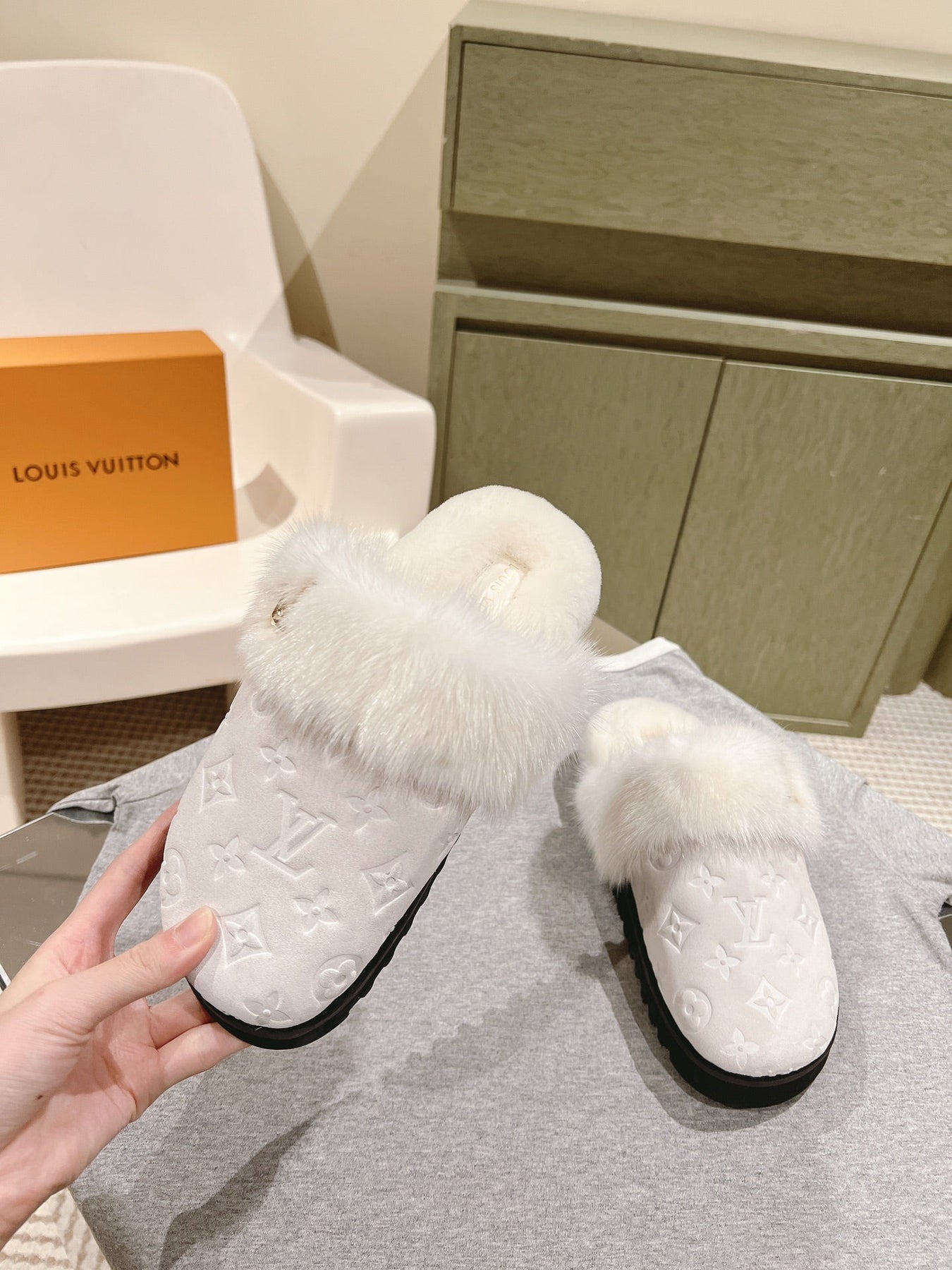 COSY FLAT COMFORT CLOG IN WHITE MONOGRAM LAMB WOOL AND MINK FUR
