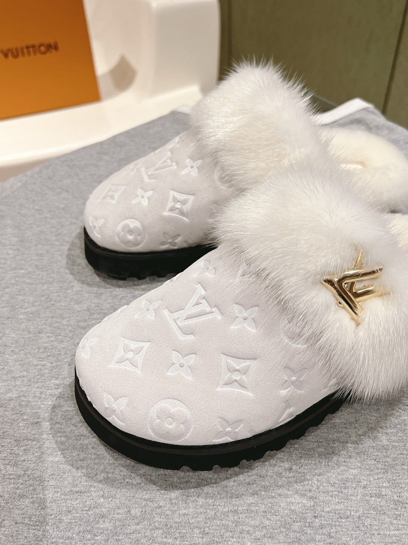 COSY FLAT COMFORT CLOG IN WHITE MONOGRAM LAMB WOOL AND MINK FUR
