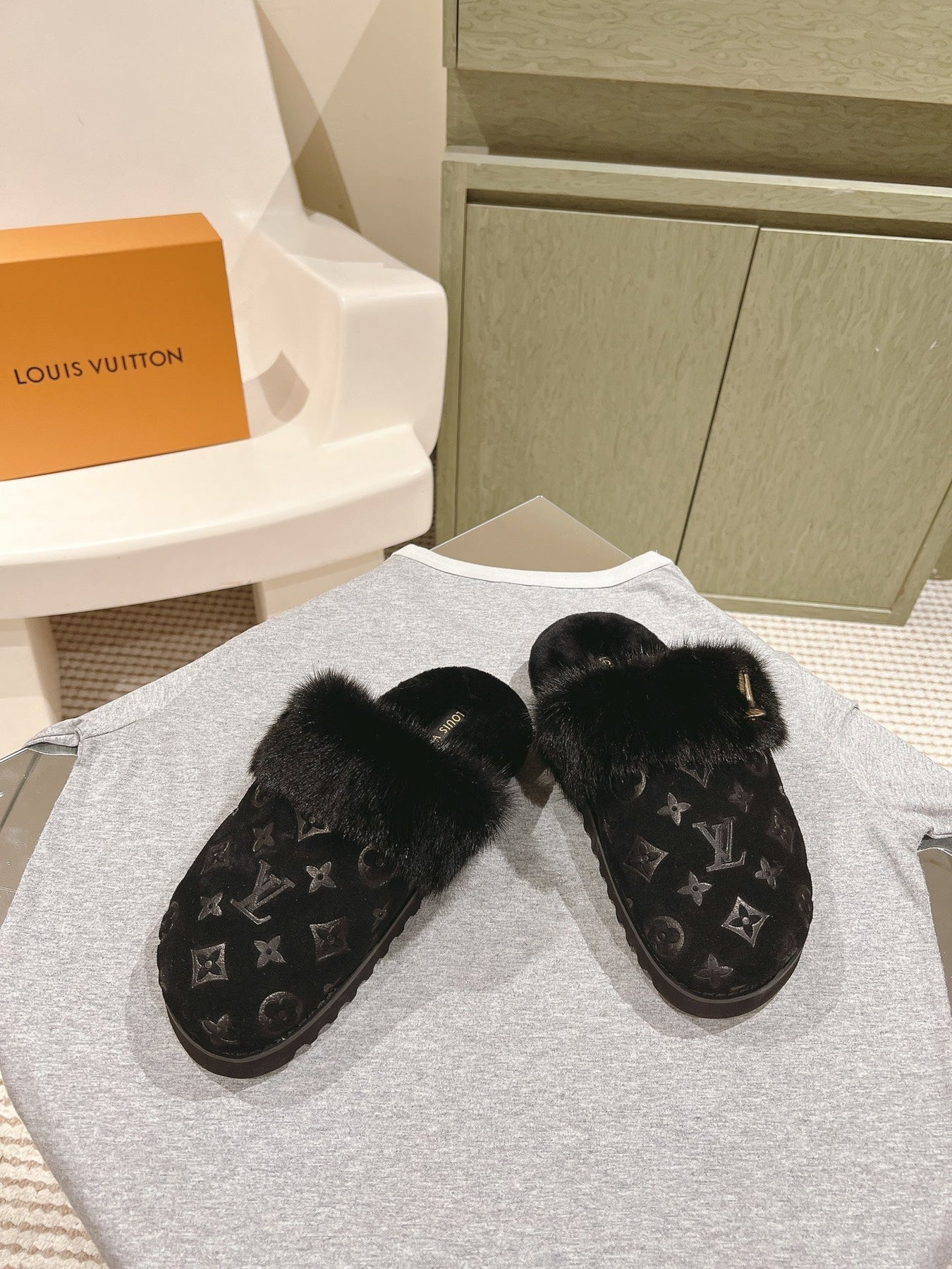 COSY FLAT COMFORT CLOG IN BLACK MONOGRAM LAMB WOOL AND MINK FUR