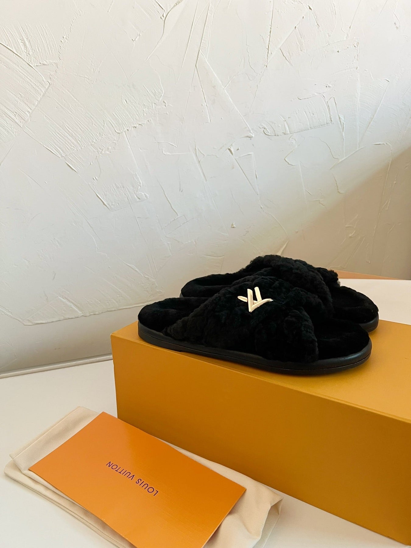 LV BLISS COMFORT MULE IN BLACK SHEARLING