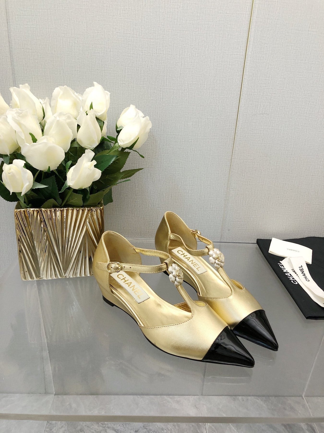 CAMELLIA CAP JANE SANDALS IN GOLD MIX BLACK LAMBSKIN