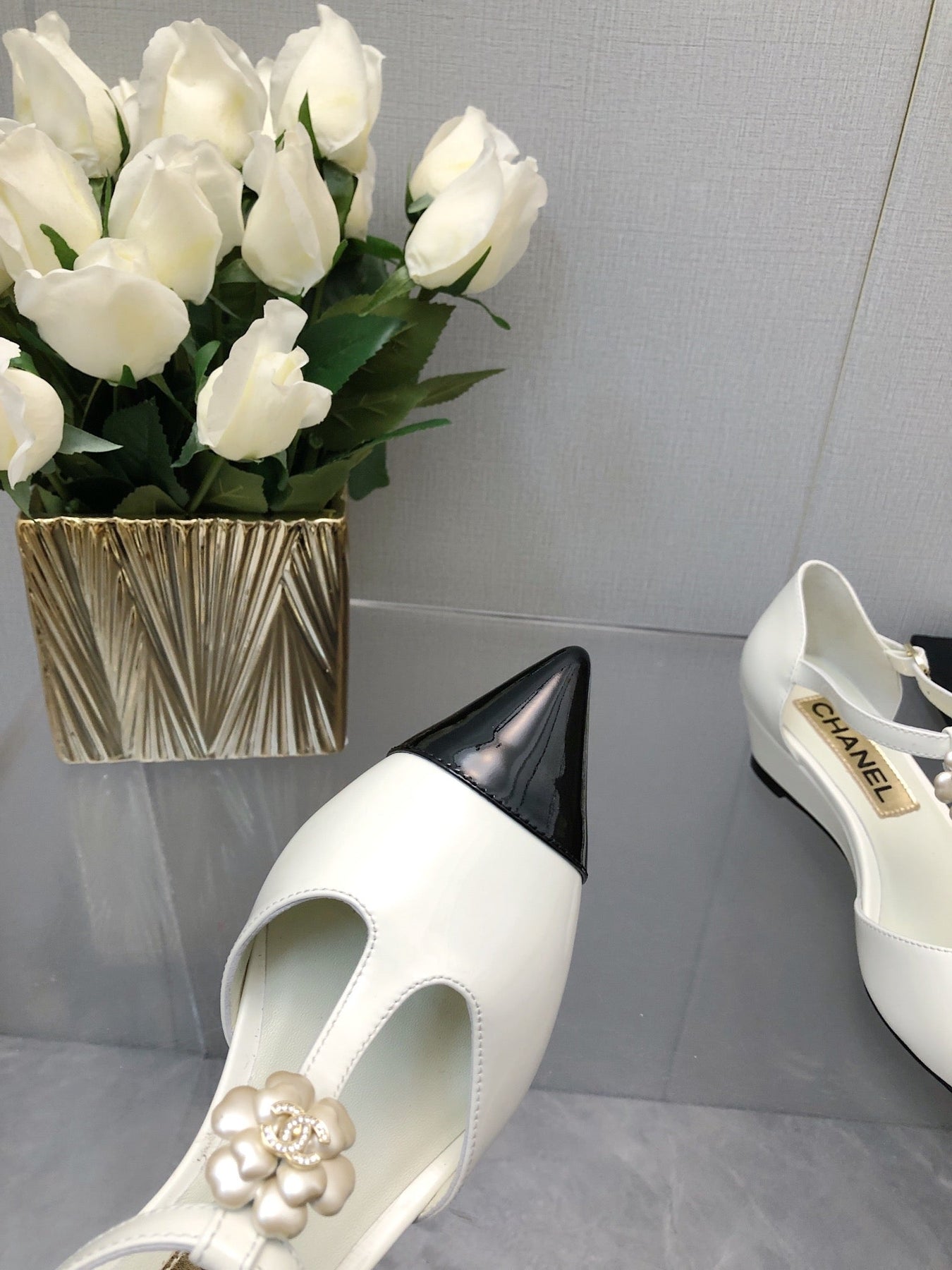 CAMELLIA CAP JANE SANDALS IN WHITE MIX BLACK LAMBSKIN