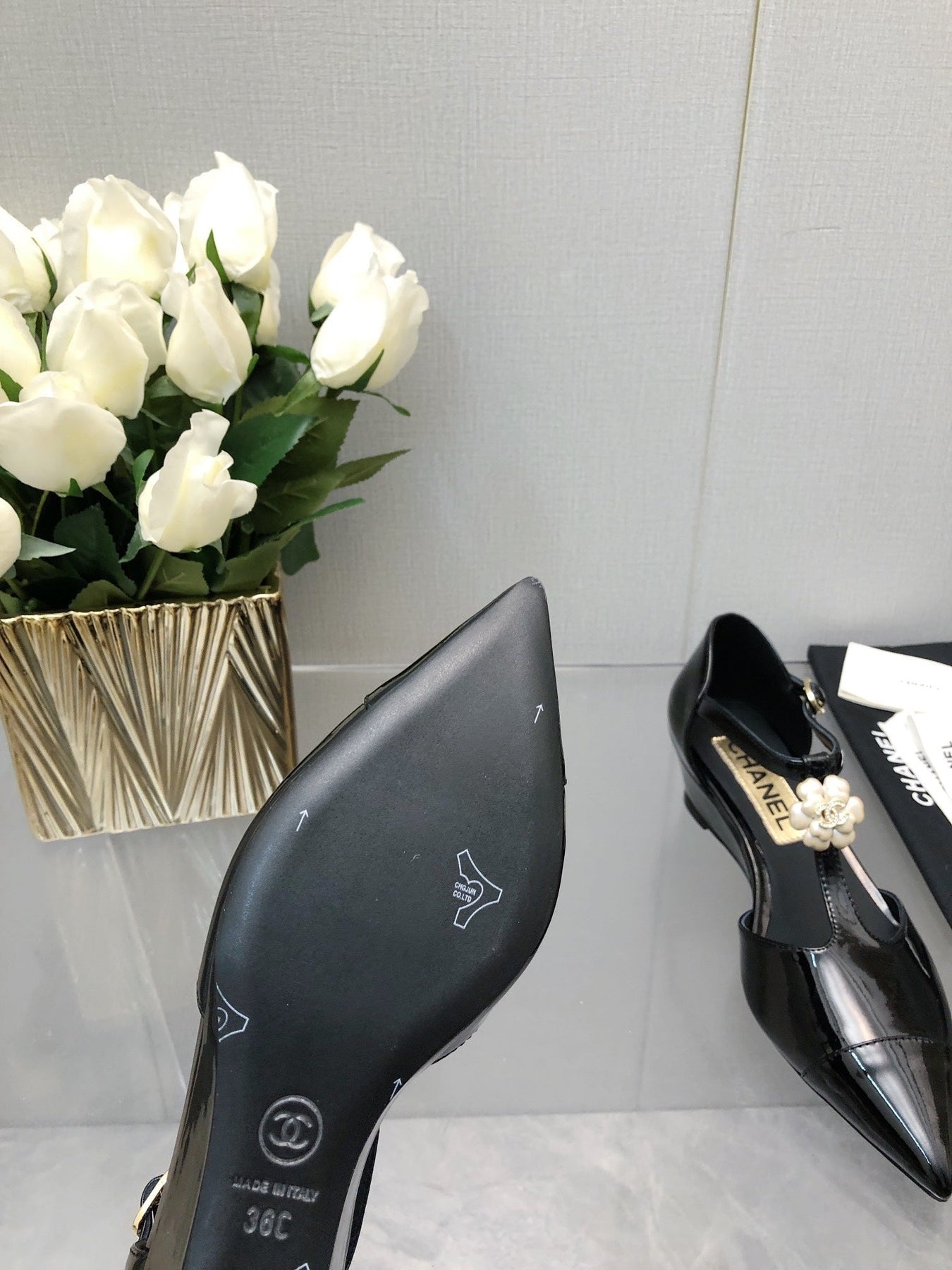 CAMELLIA CAP JANE SANDALS IN BLACK LAMBSKIN