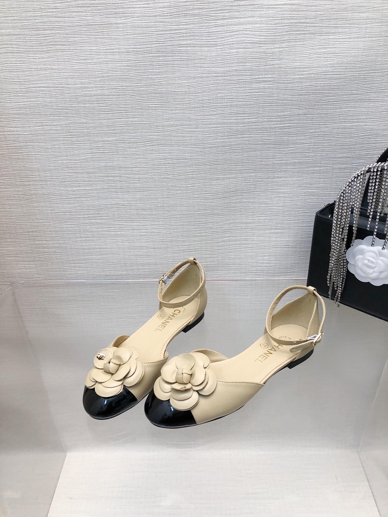 BEIGE MIX BLACK LAMBSKIN CAMELLIA HOLLOW SANDAL