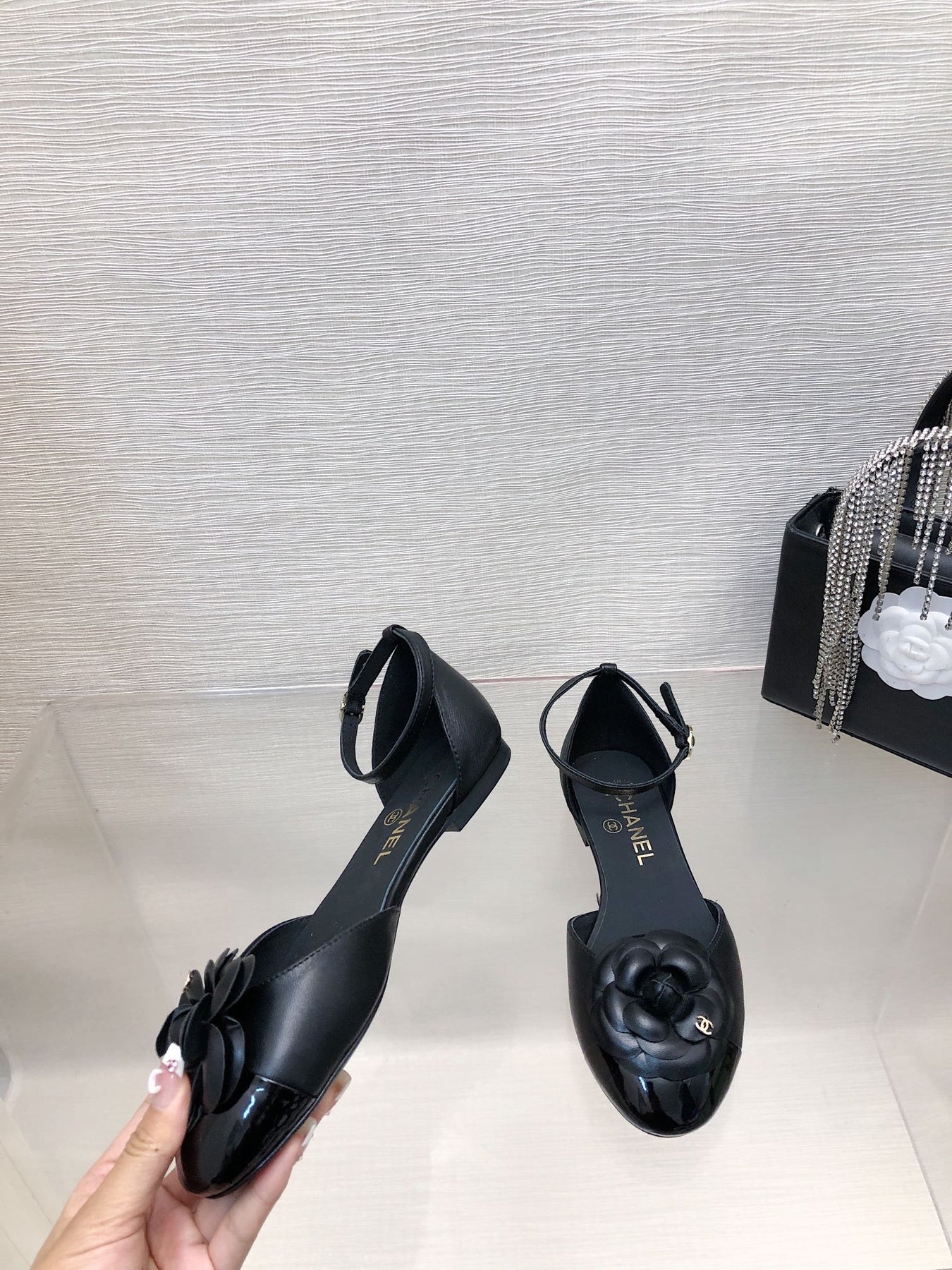BLACK LAMBSKIN CAMELLIA HOLLOW SANDAL
