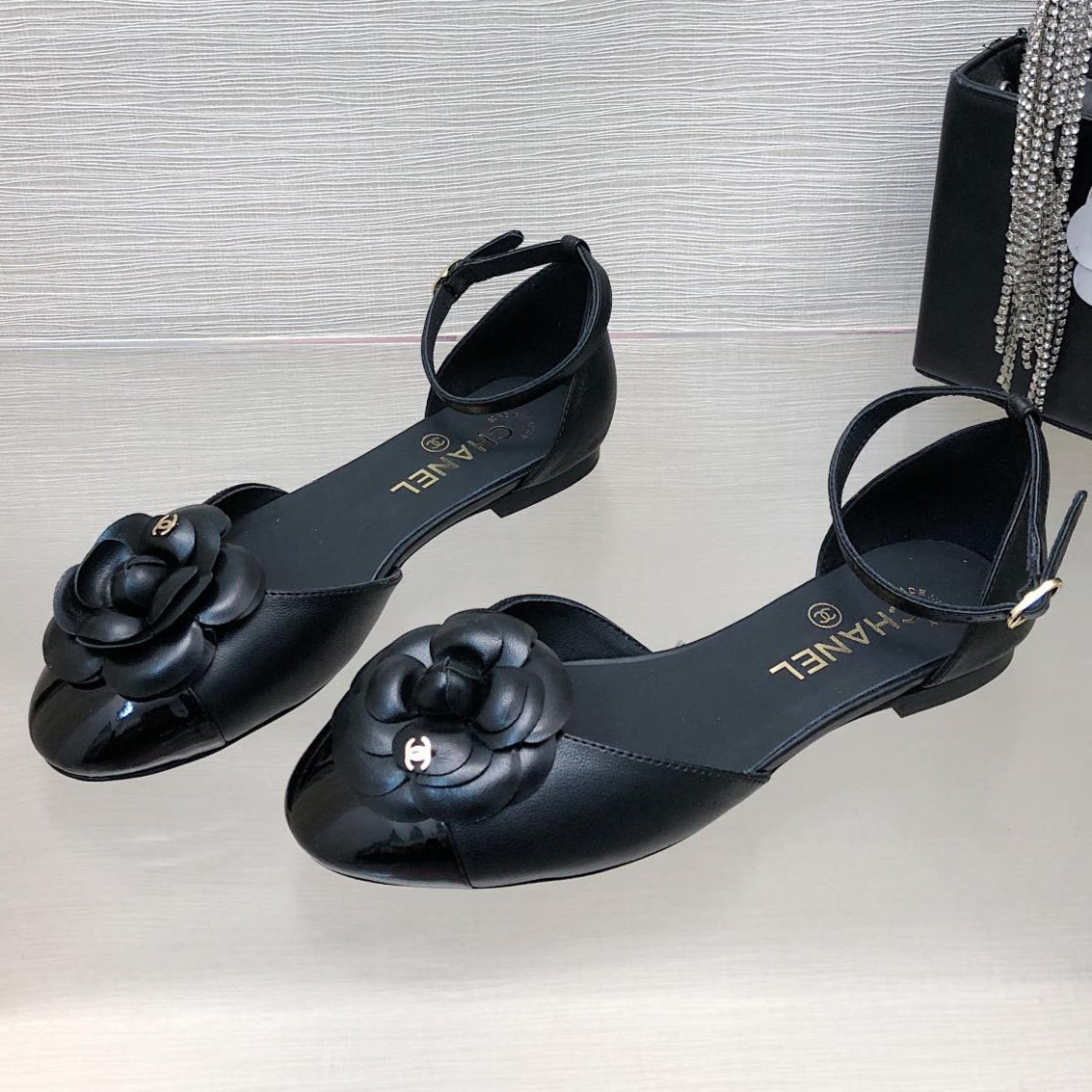 BLACK LAMBSKIN CAMELLIA HOLLOW SANDAL