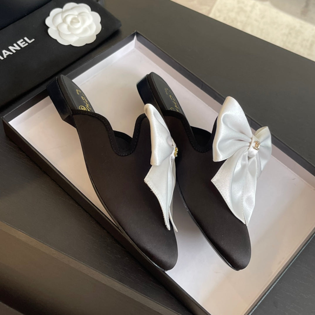 BIG BOW FLAT MULE SANDALS IN BLACK MIX WHITE SILK