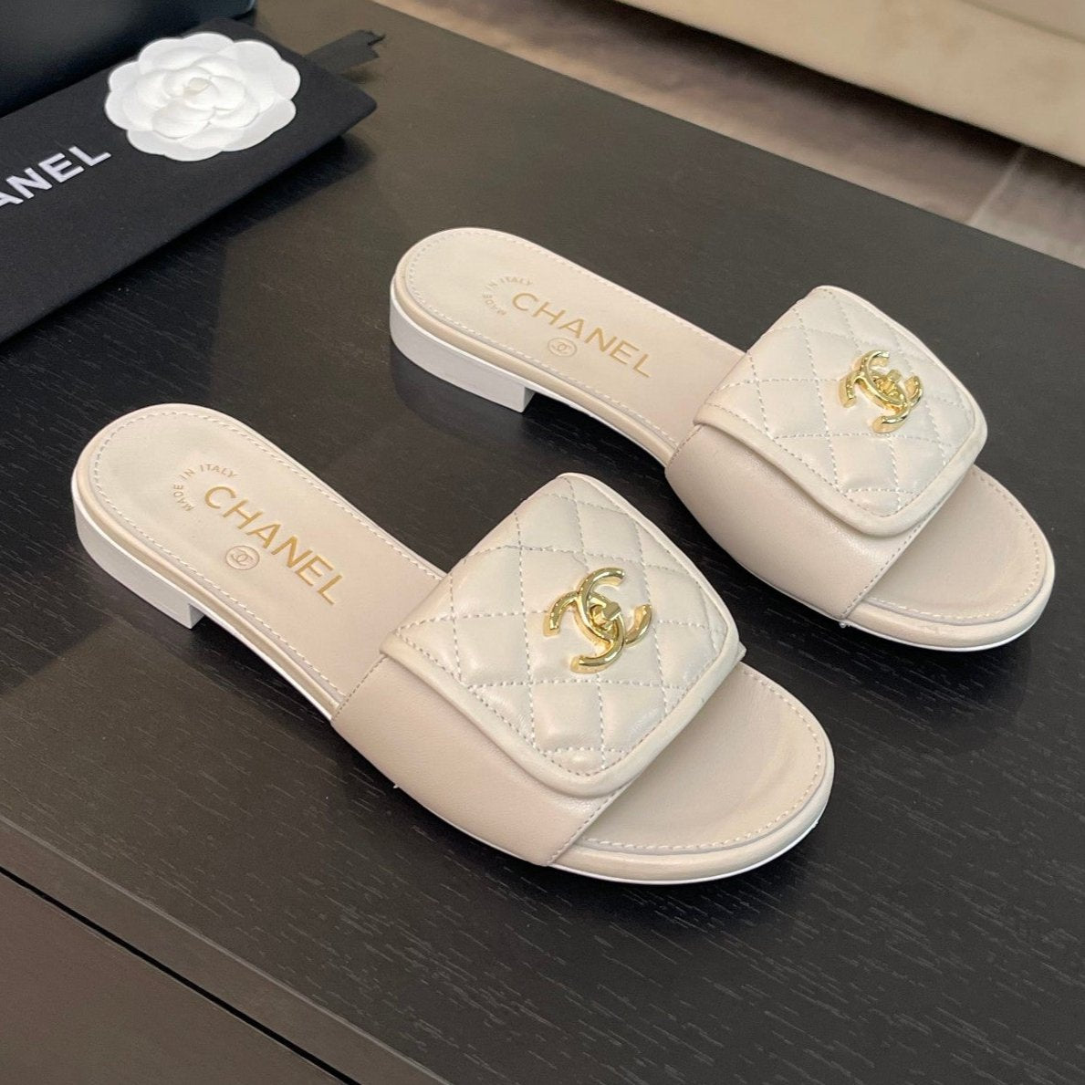 FLAT MULE IN WHITE LAMBSKIN