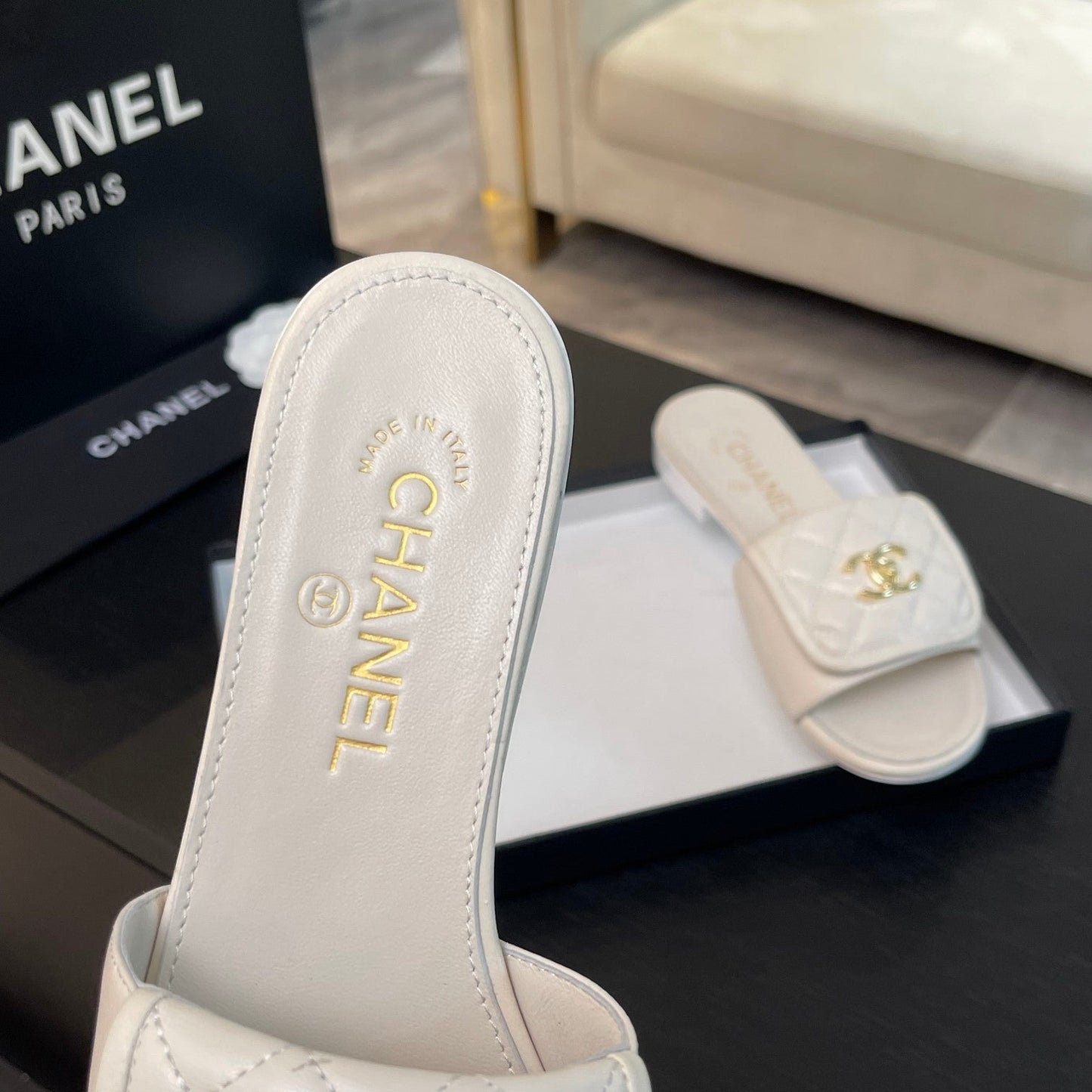 FLAT MULE IN WHITE LAMBSKIN