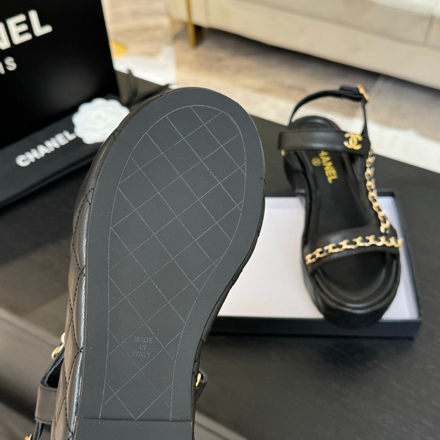FLAT SANDALS IN BLACK LAMBSKIN WITH GOLD CHAIN