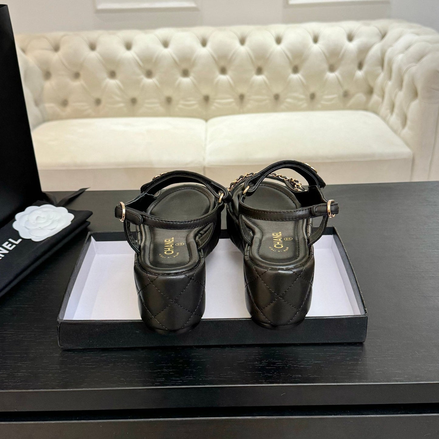 FLAT SANDALS IN BLACK LAMBSKIN WITH GOLD CHAIN