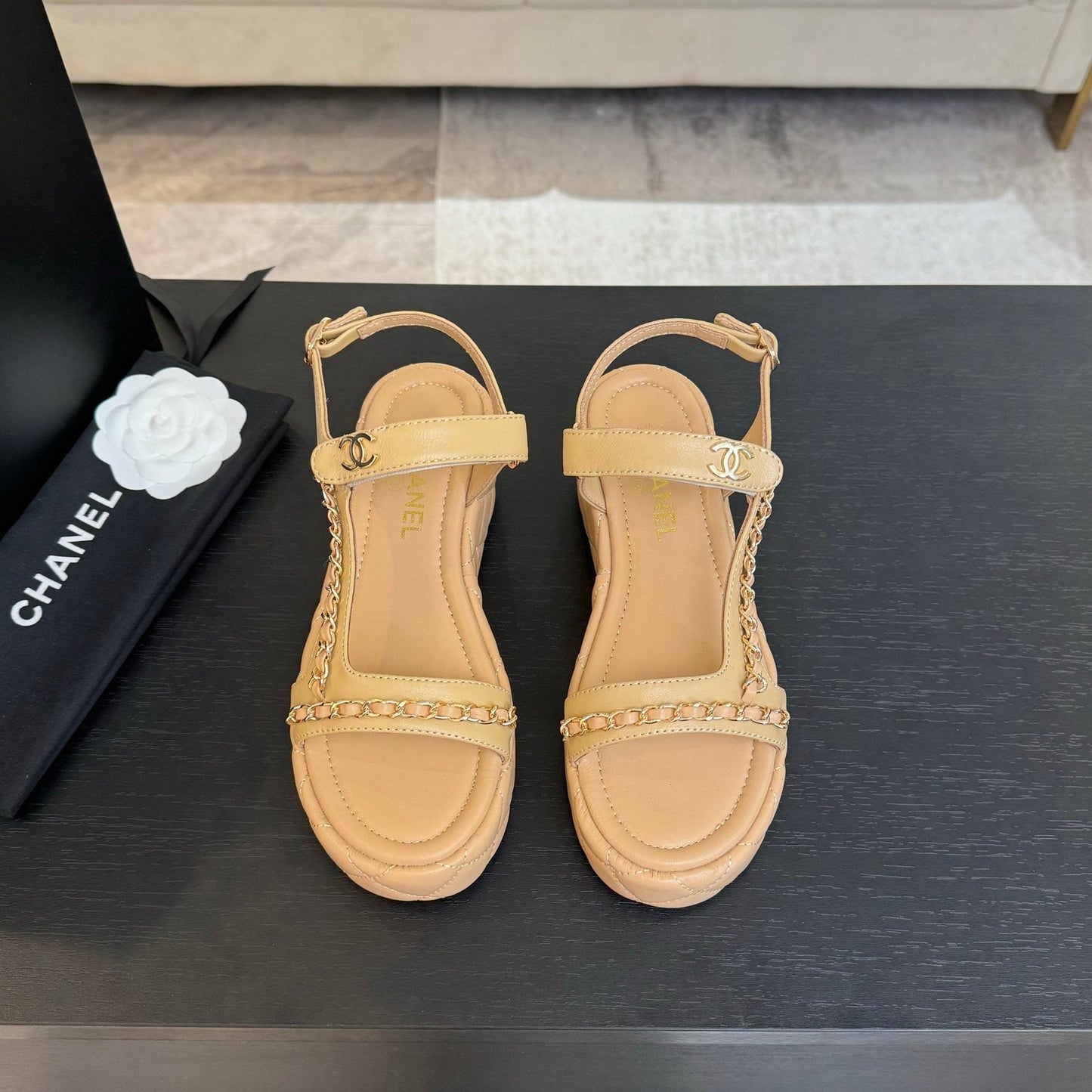 FLAT SANDALS IN PEANUT BROWN LAMBSKIN WITH GOLD CHAIN