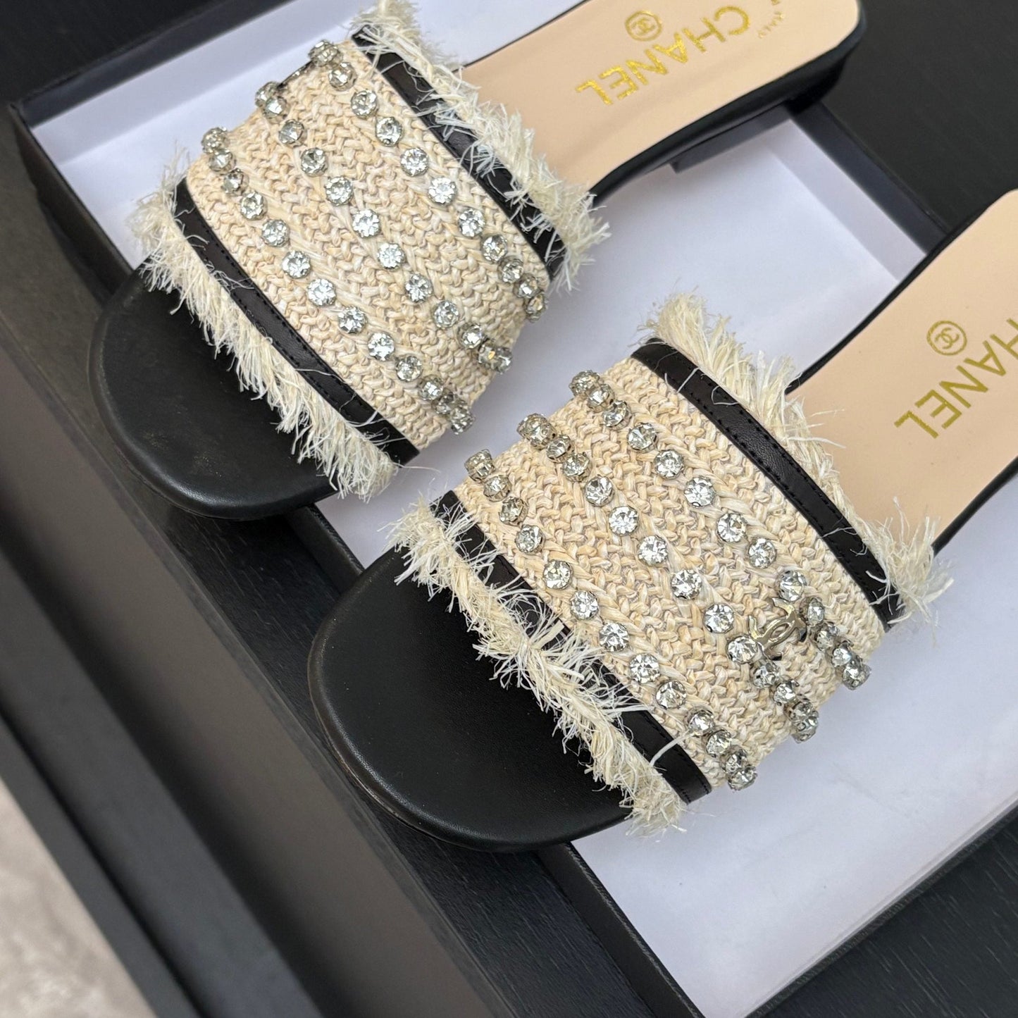 FLAT SANDALS BEIGE AND BLACK WITH CRYSTALS