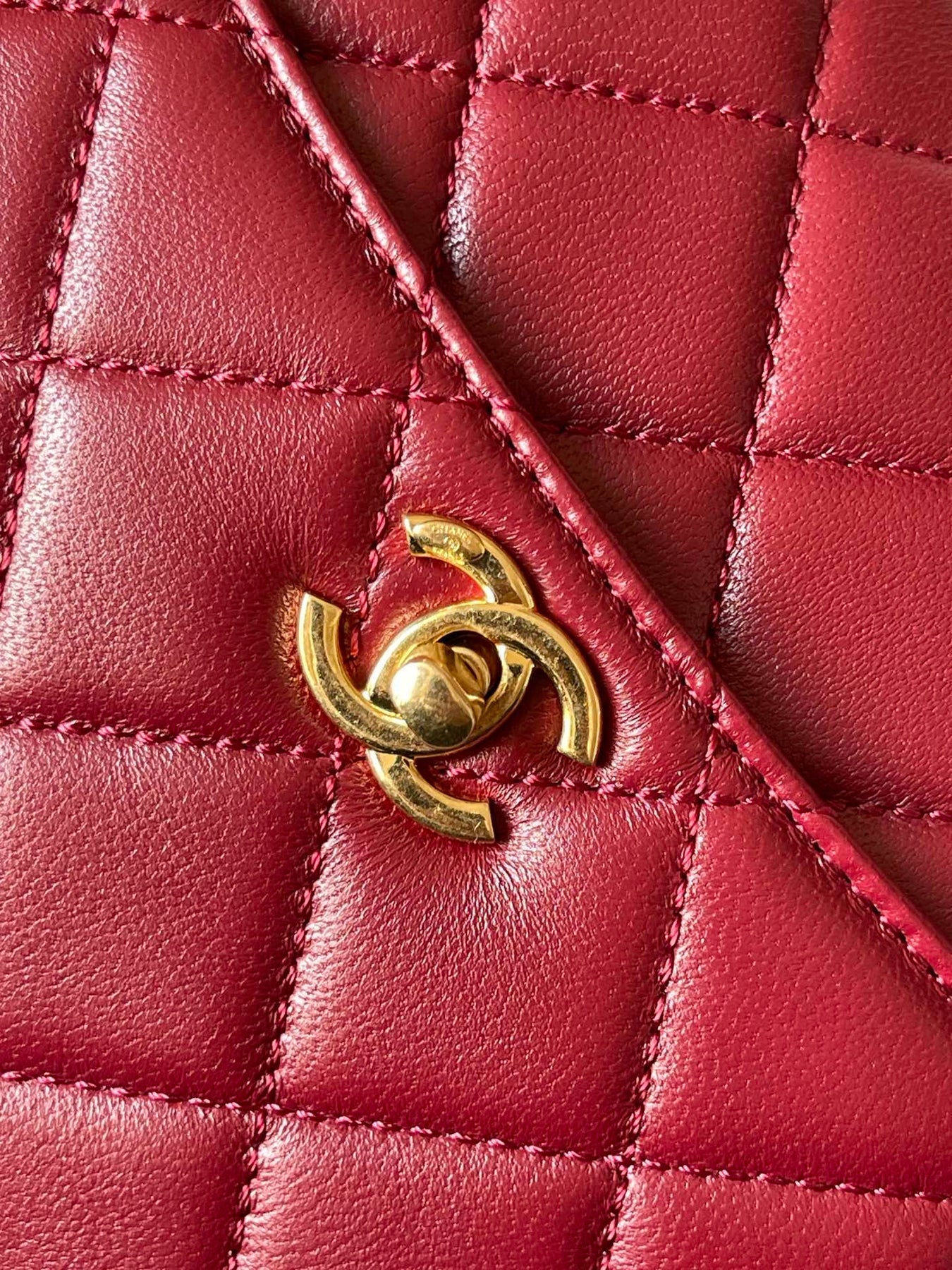 CAMERA BAG 24 IN RED QUILTED LAMBSKIN DOUBLE C GOLD COIN
