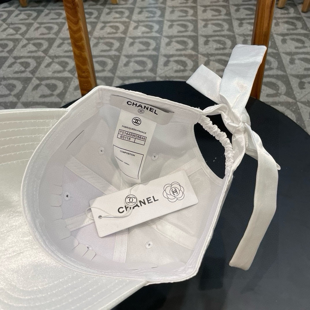 BASEBALL HAT IN PALE GRAY SILK SATIN 404863