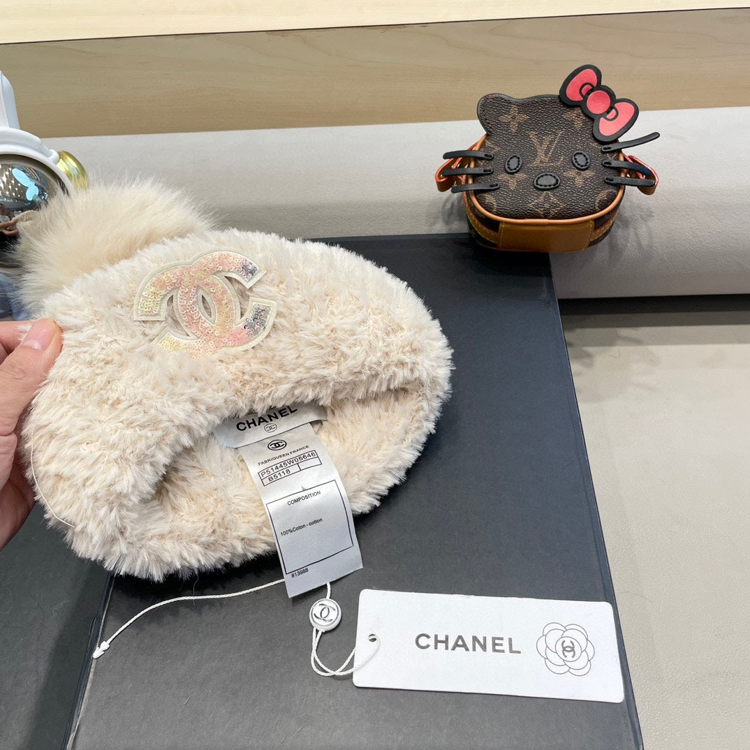 BEANIE HAT IN WHITE CREAM SOLF FLEECE 419711