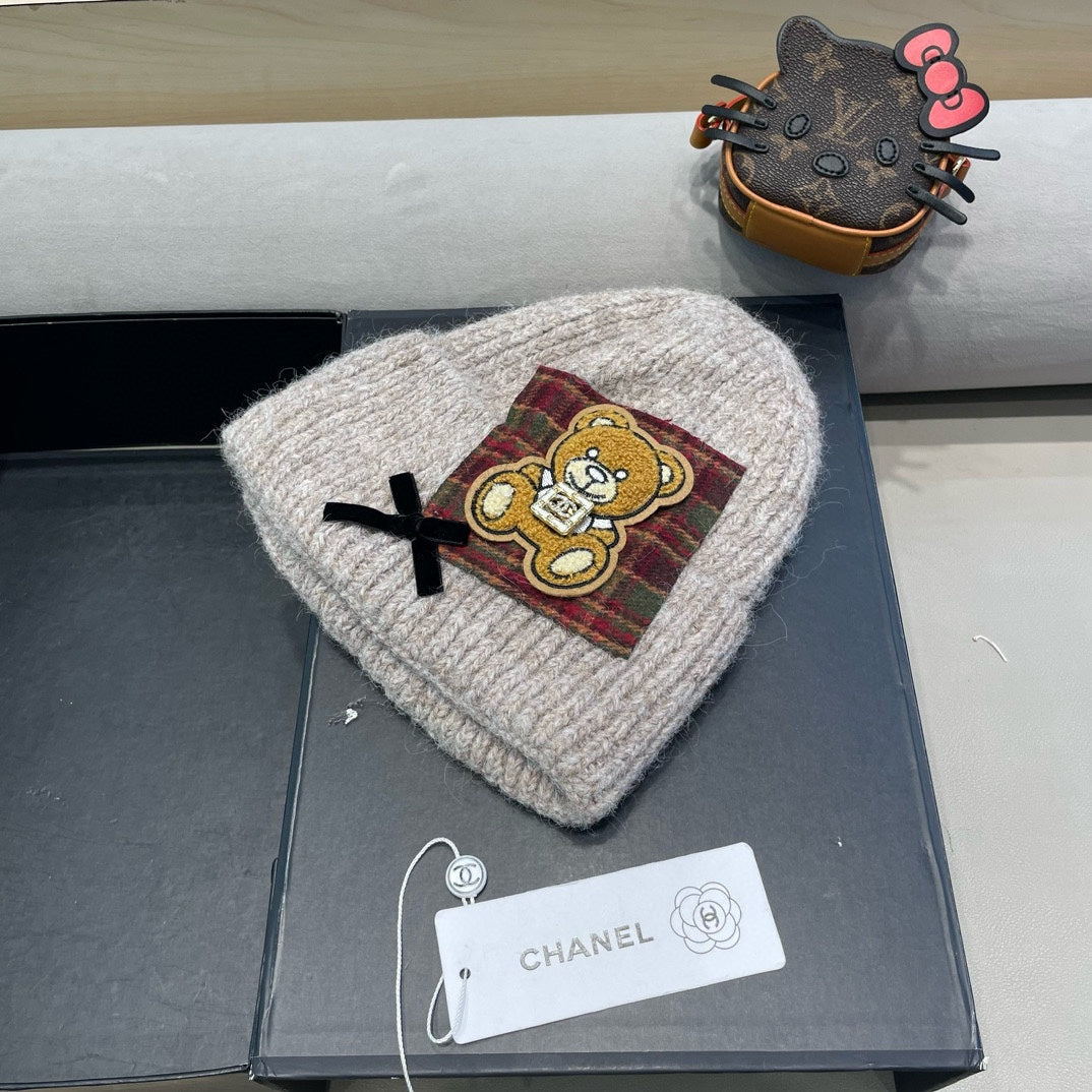 BEANIE HAT IN CAMEL BEIGE WOOL WITH BOW 421255