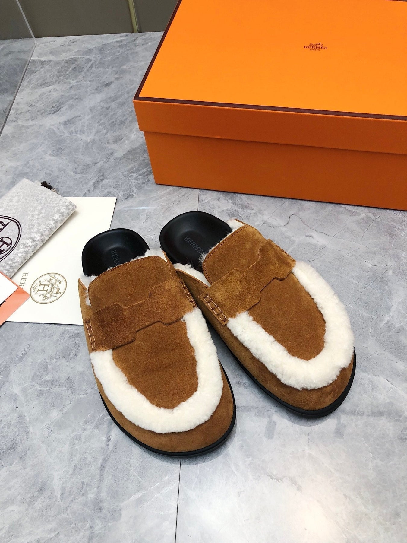 GO MULE IN BRONZE BROWN SUEDE ATTACH WHITE FLEECE