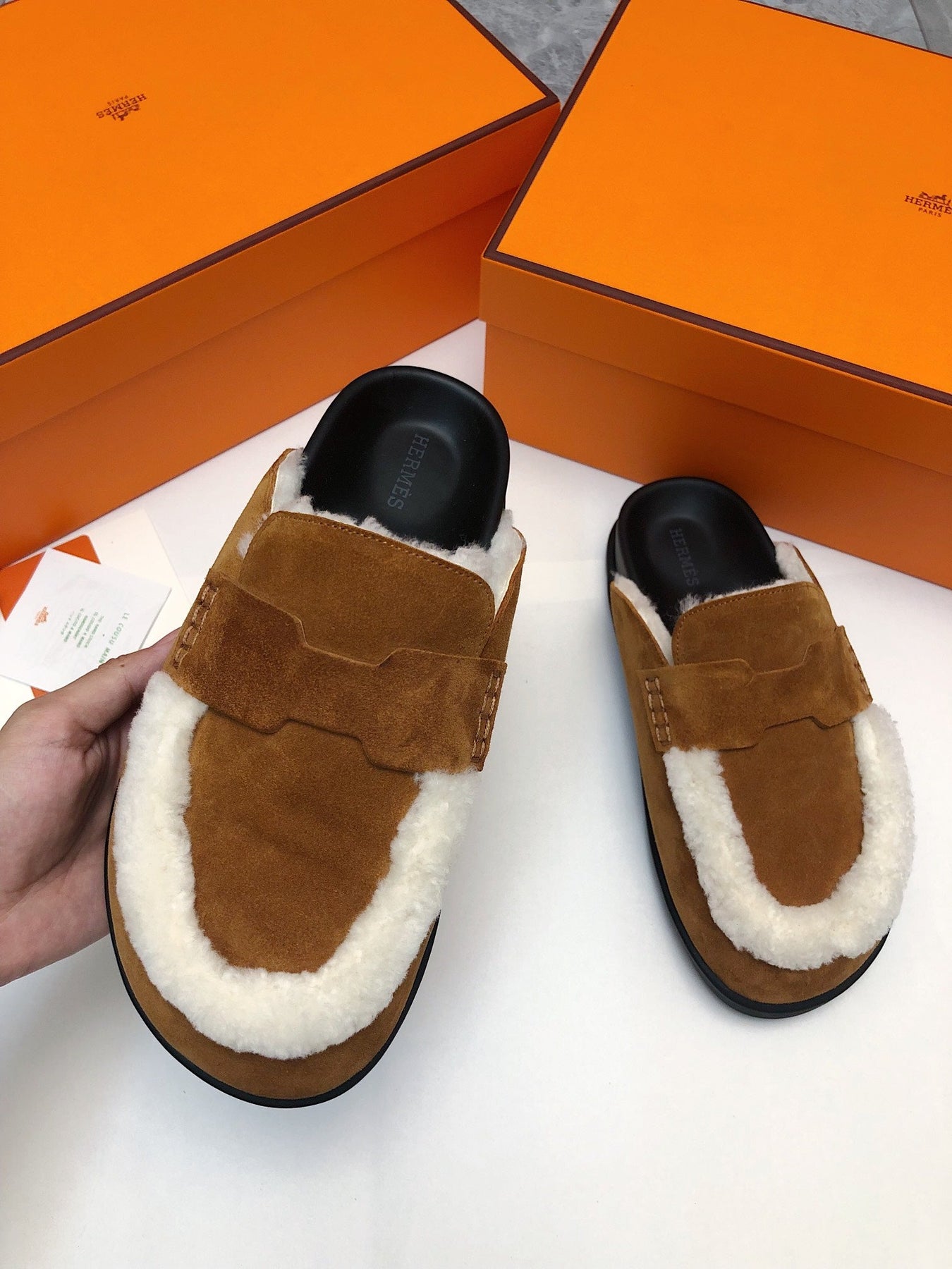 GO MULE IN BRONZE BROWN SUEDE ATTACH WHITE FLEECE