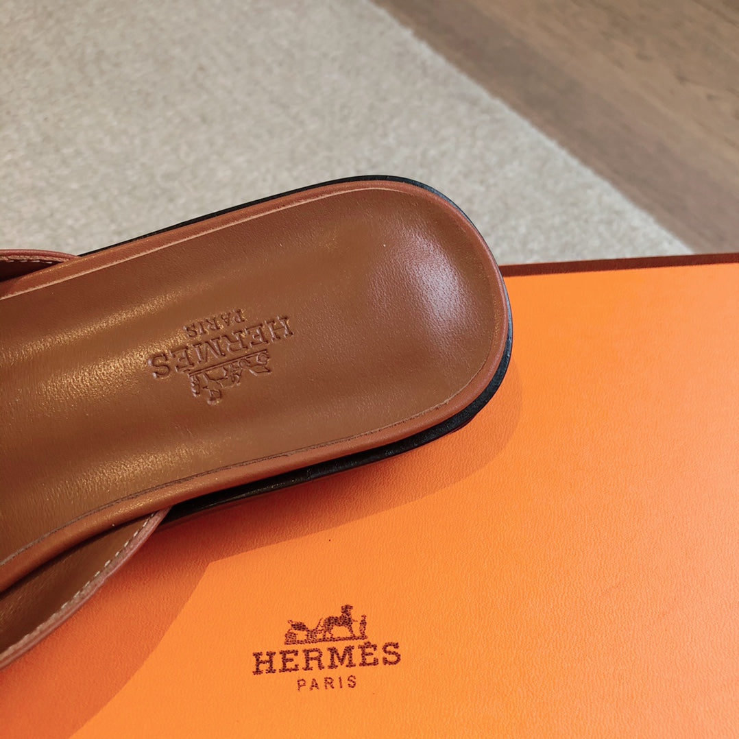 ISLE SANDAL CARAMEL CALFSKIN