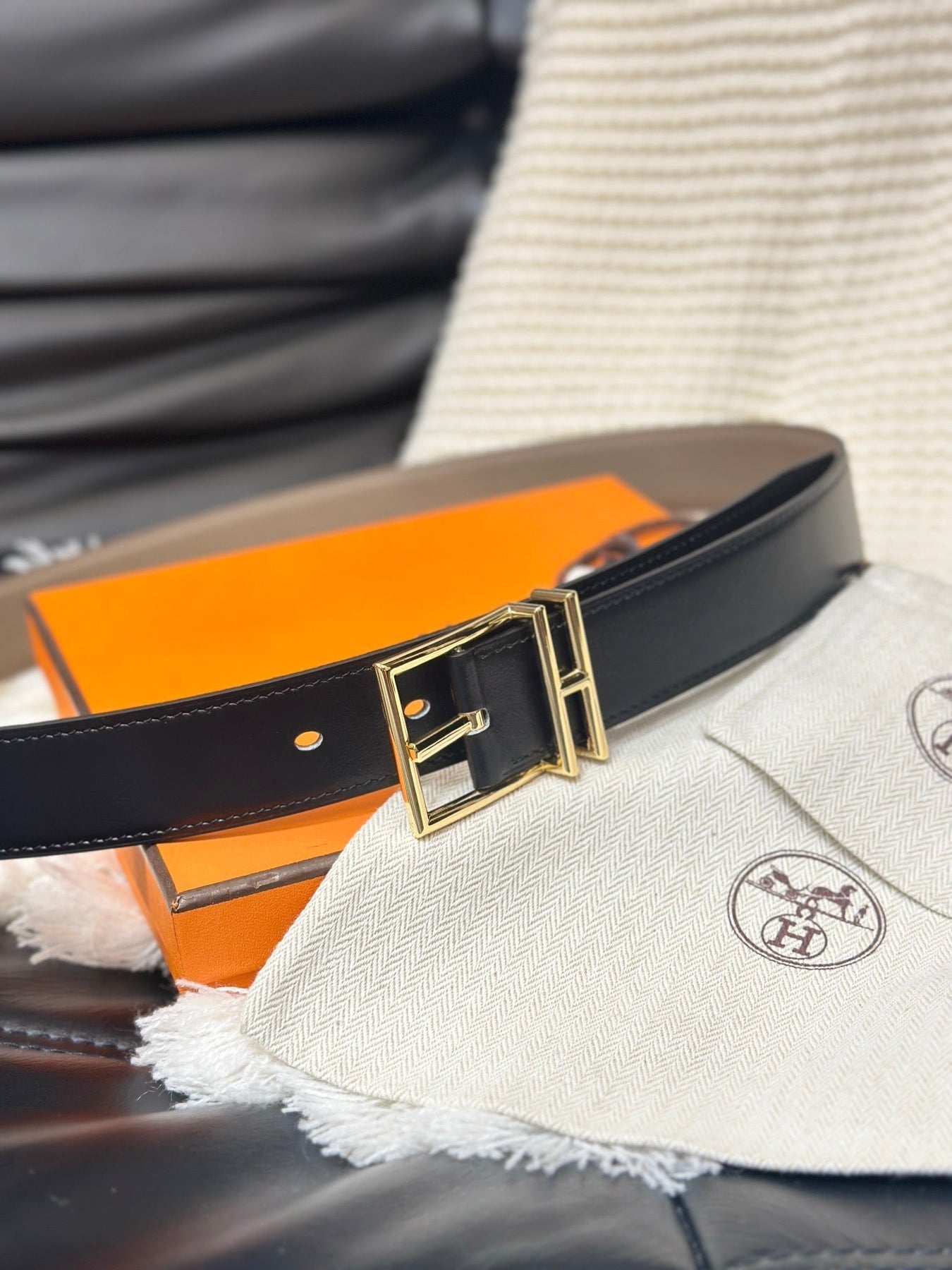 HM NATHAN 32MM REVERSIBLE BELT IN BLACK AND TAN LEATHER GOLD BUCKLE