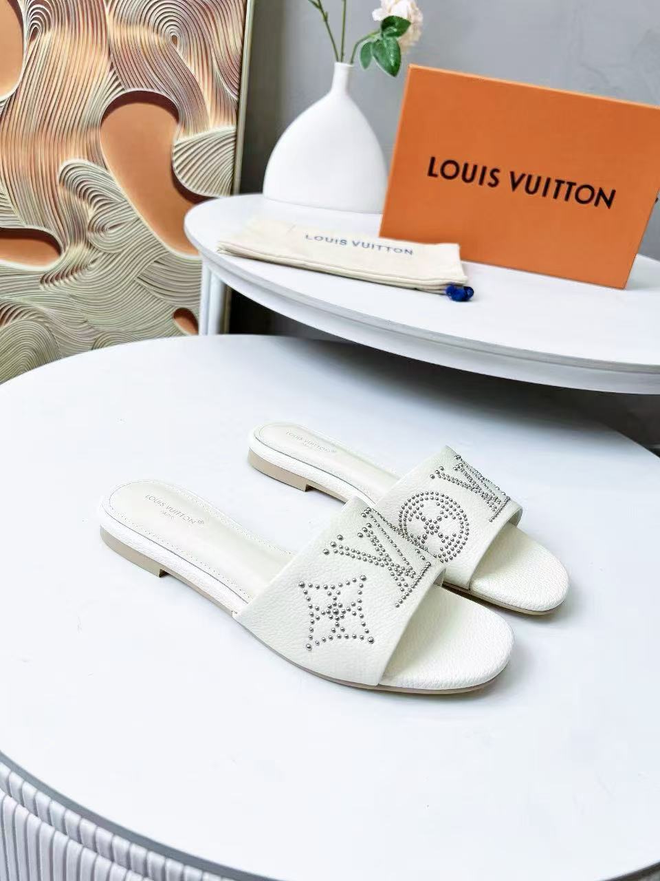 FLAT SLIDE IN WHITE LAMBSKIN WITH RHINSTONES