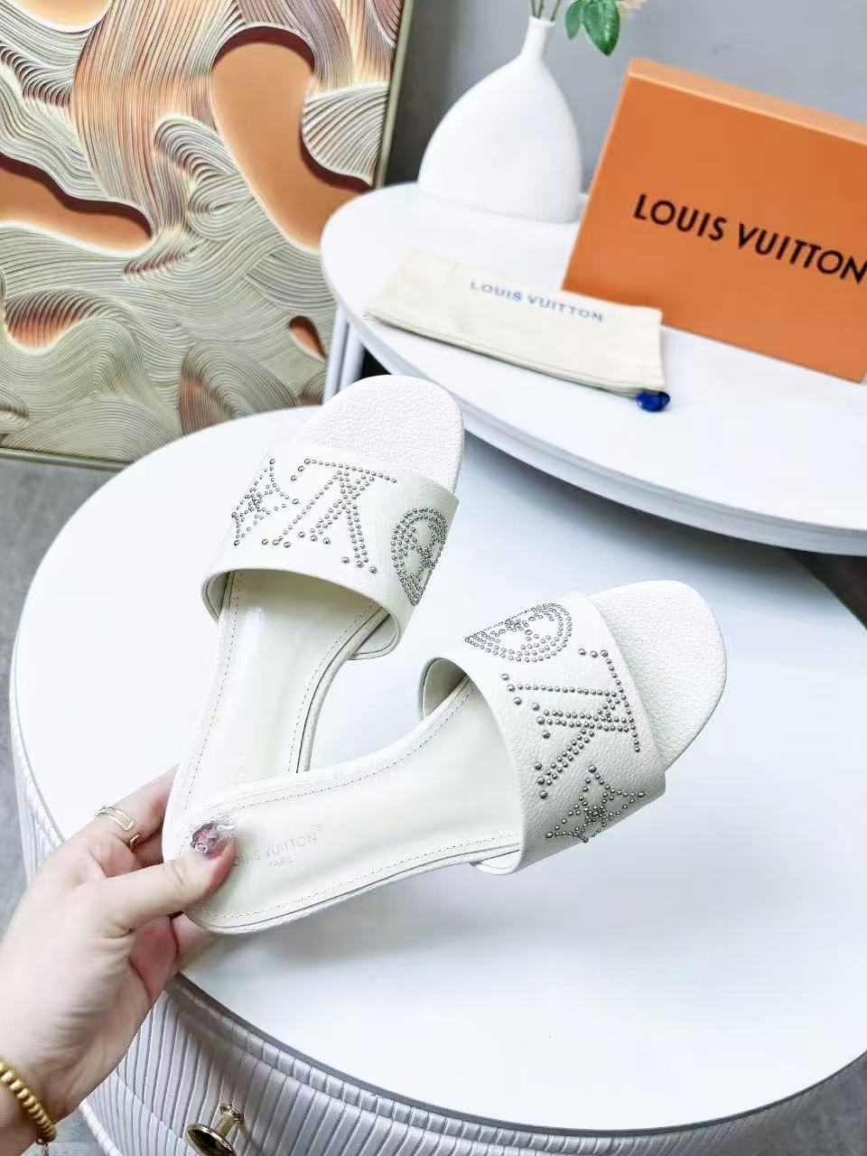 FLAT SLIDE IN WHITE LAMBSKIN WITH RHINSTONES