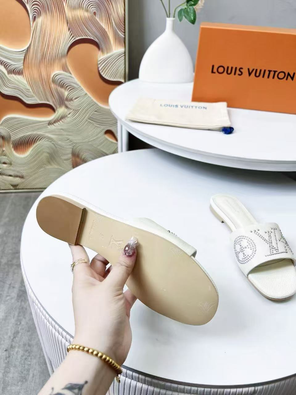 FLAT SLIDE IN WHITE LAMBSKIN WITH RHINSTONES