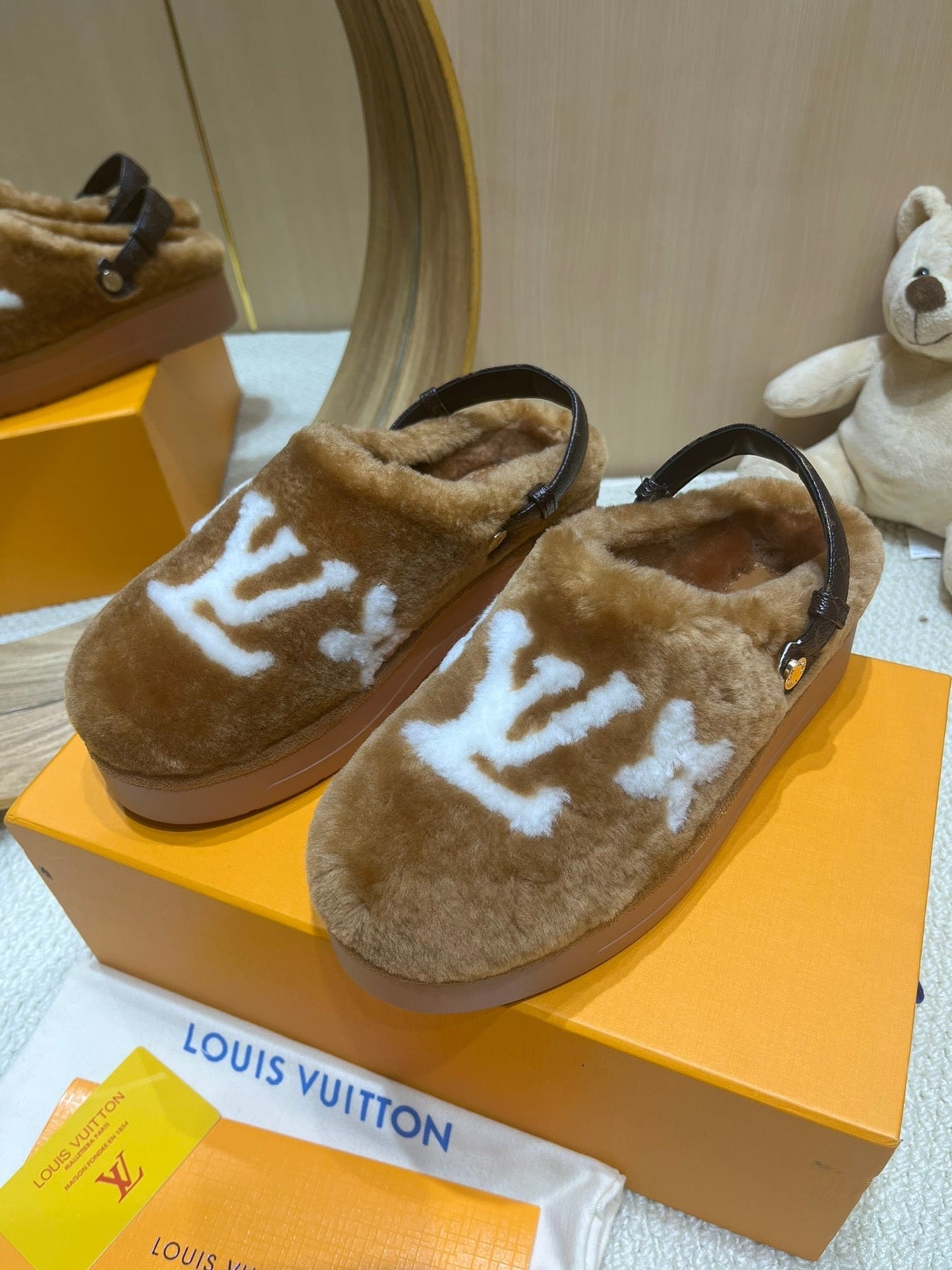 ASPEN COMFORT CLOG IN CIDER BROWN MIX WHITE FLEECE