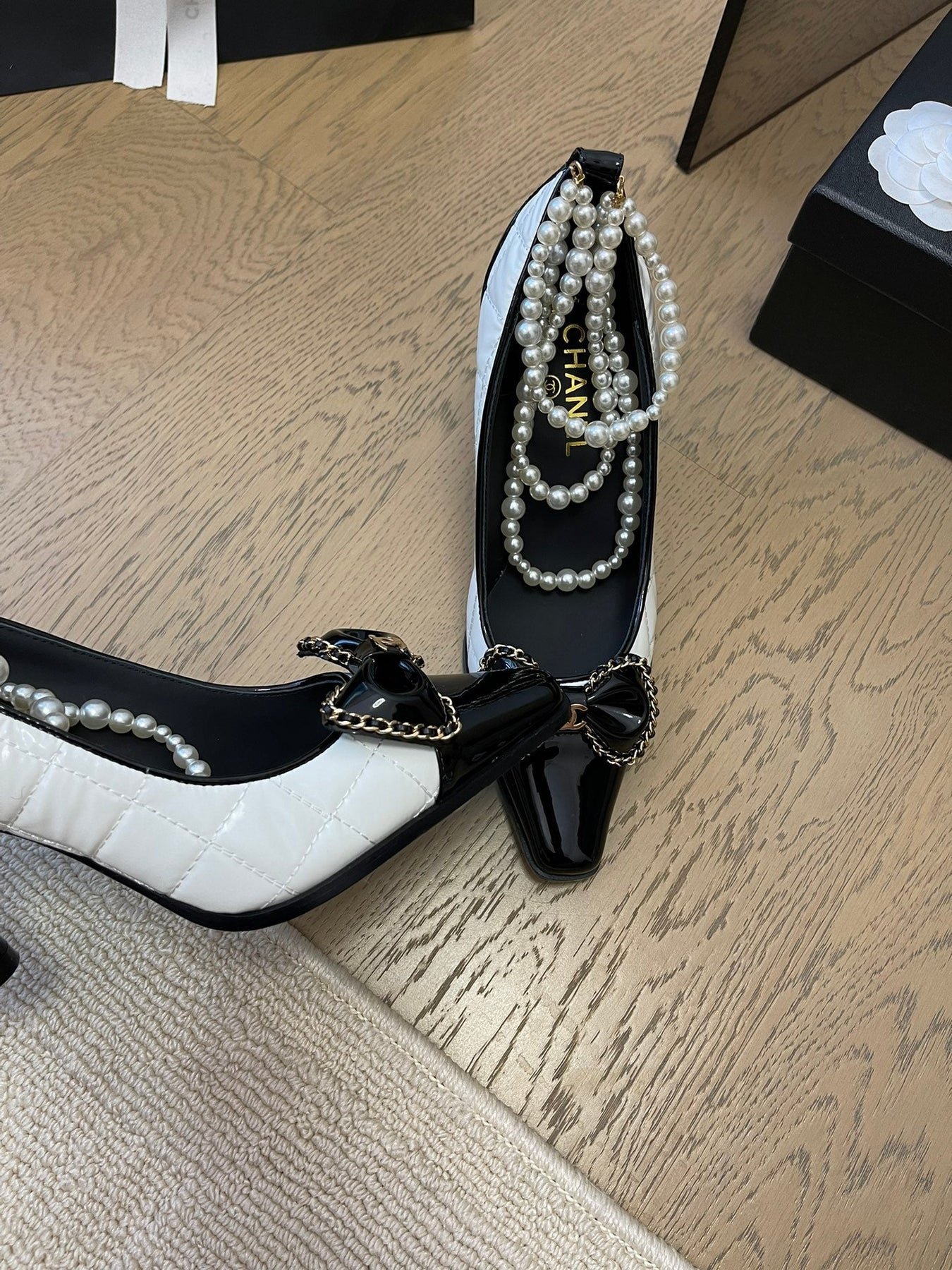 HIGH HEEL 8 CM IN WHITE MIX BLACK CALFSKIN WITH PEARL CHAIN