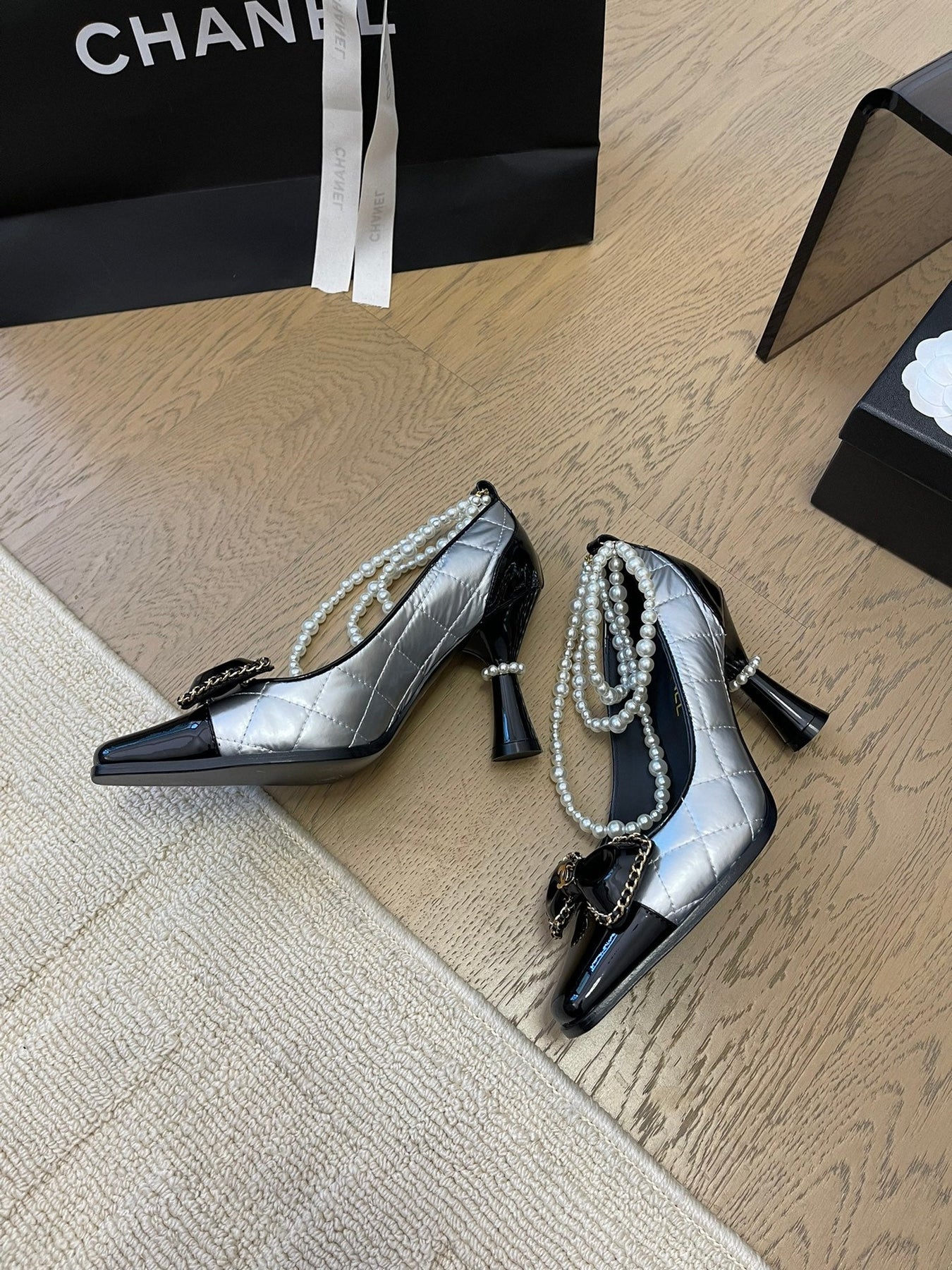 HIGH HEEL 8 CM IN SILVER MIX BLACK CALFSKIN WITH PEARL CHAIN