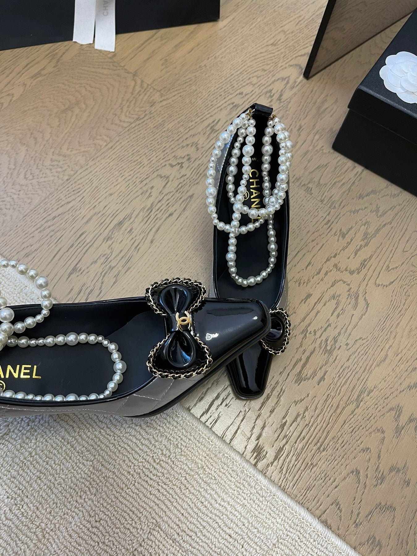 HIGH HEEL 8 CM IN SILVER MIX BLACK CALFSKIN WITH PEARL CHAIN