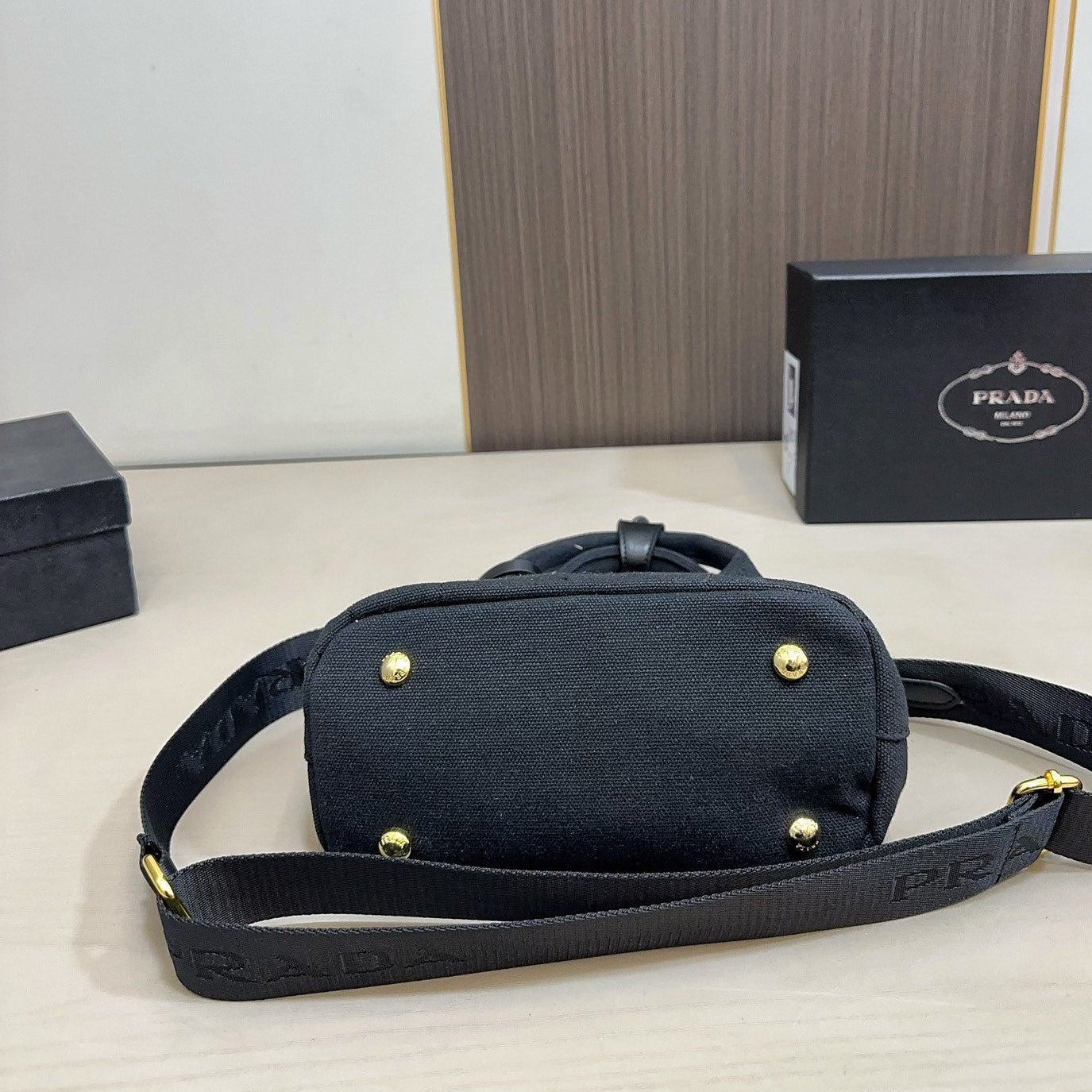 EMBOSSED LOGO TOTE BAG 30 IN BLACK FABIC