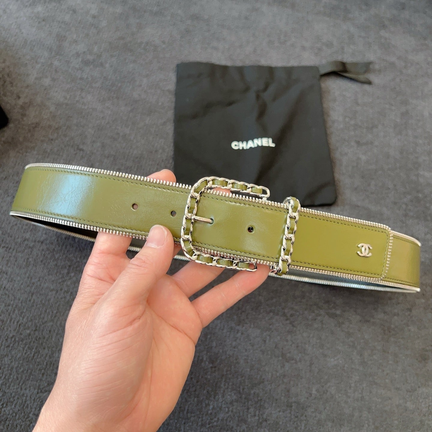 BELT 40MM IN OLIVE GREEN CALFSKIN WITH INTERWOVEN CHAIN BUCKLE ZIPPER IN TRIM SILVER HARDWARE