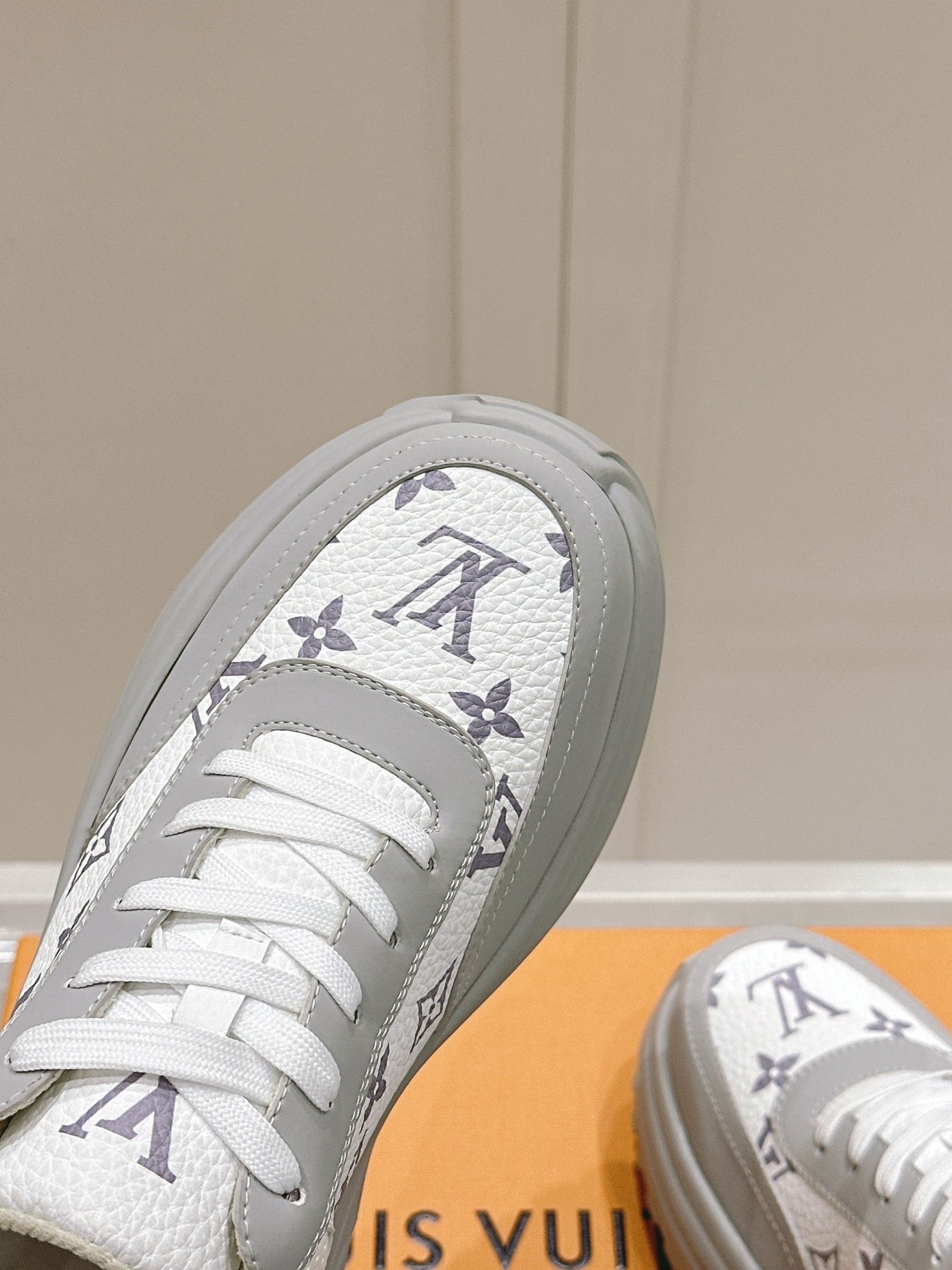 RUN AWAY SNEAKER IN DOVE GRAY MIX WHITE CALFSKIN