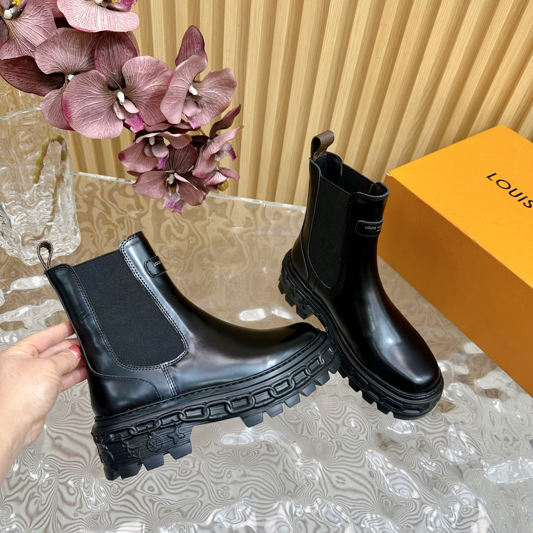 BOTTINE LV BEAUBOURG IN BLACK GLOSSY CALFSKIN