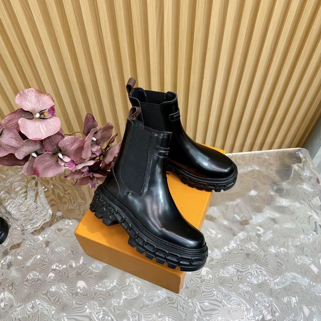 BOTTINE LV BEAUBOURG IN BLACK GLOSSY CALFSKIN