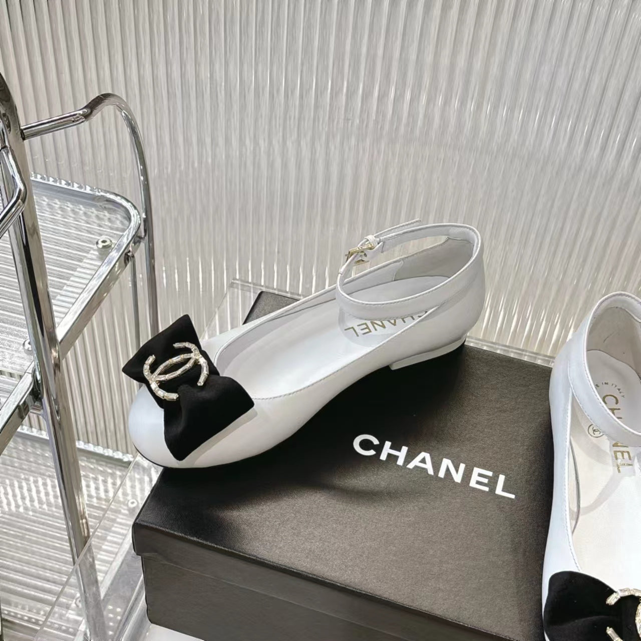 BOW MARY JANE SHOES IN WHITE LAMBSKIN