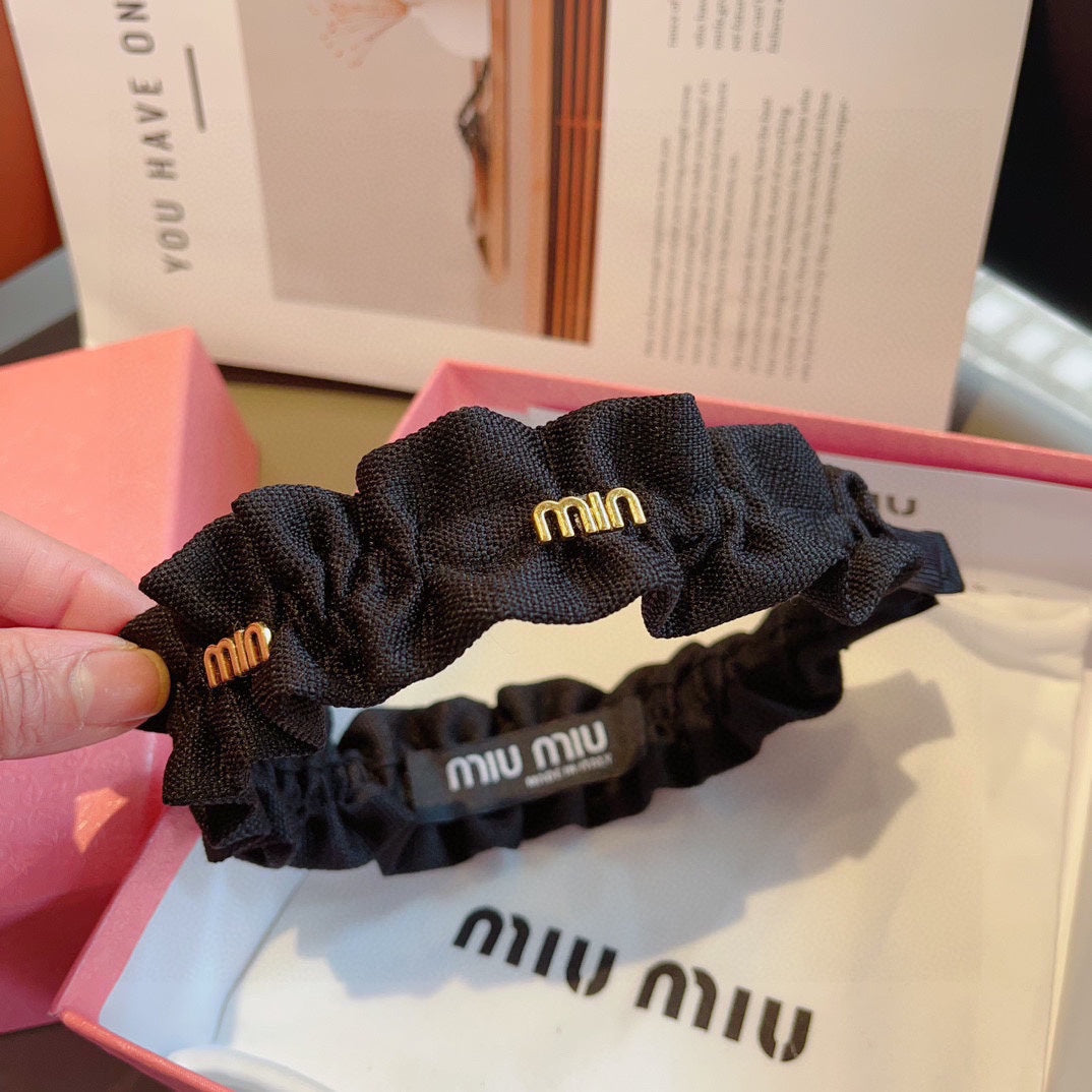 HAIRBAND IN BLACK WRINKLED NYLON GOLD LOGO 415930