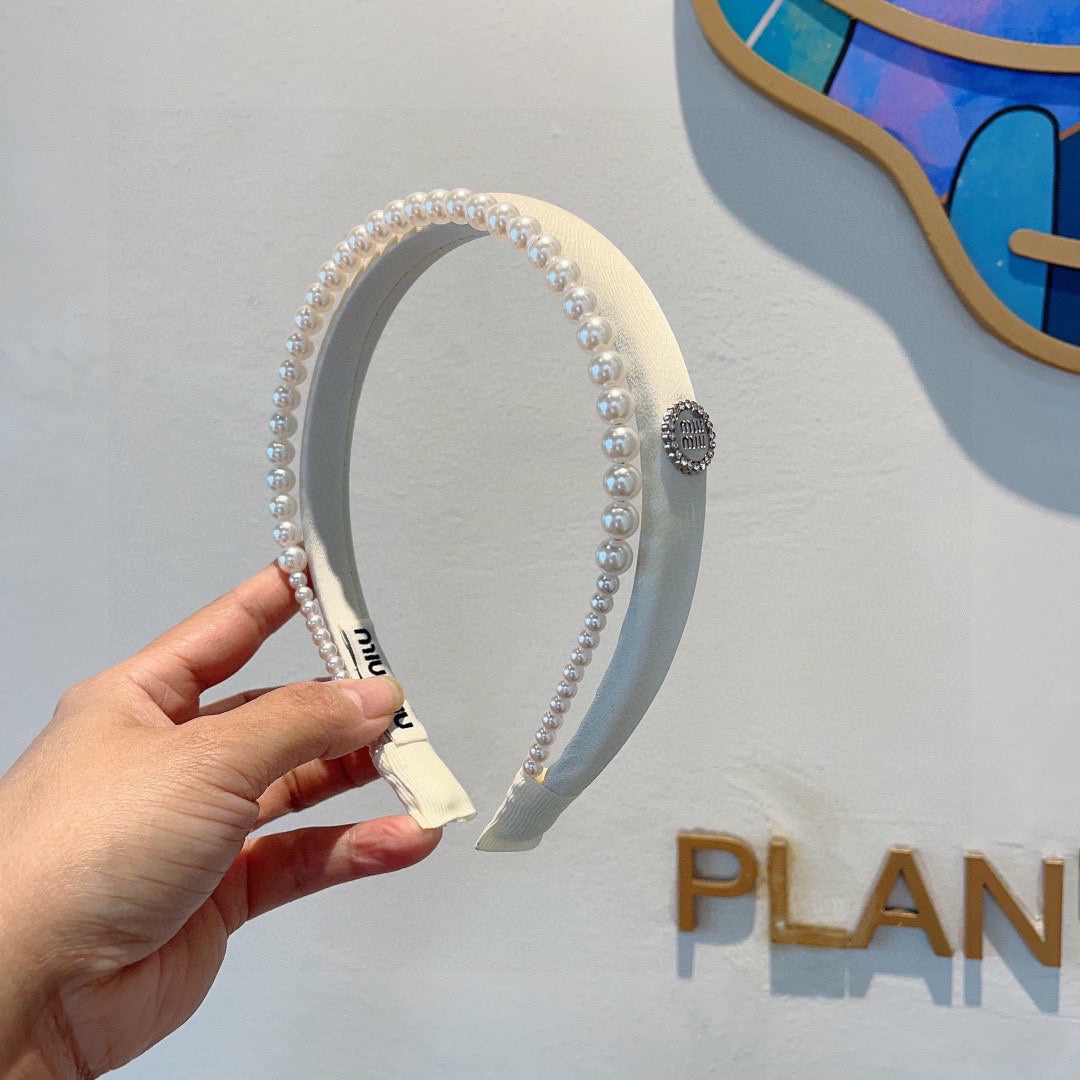 HAIR BAND IN WHITE COTTON ATTACHED PEARL CHAIN 418900