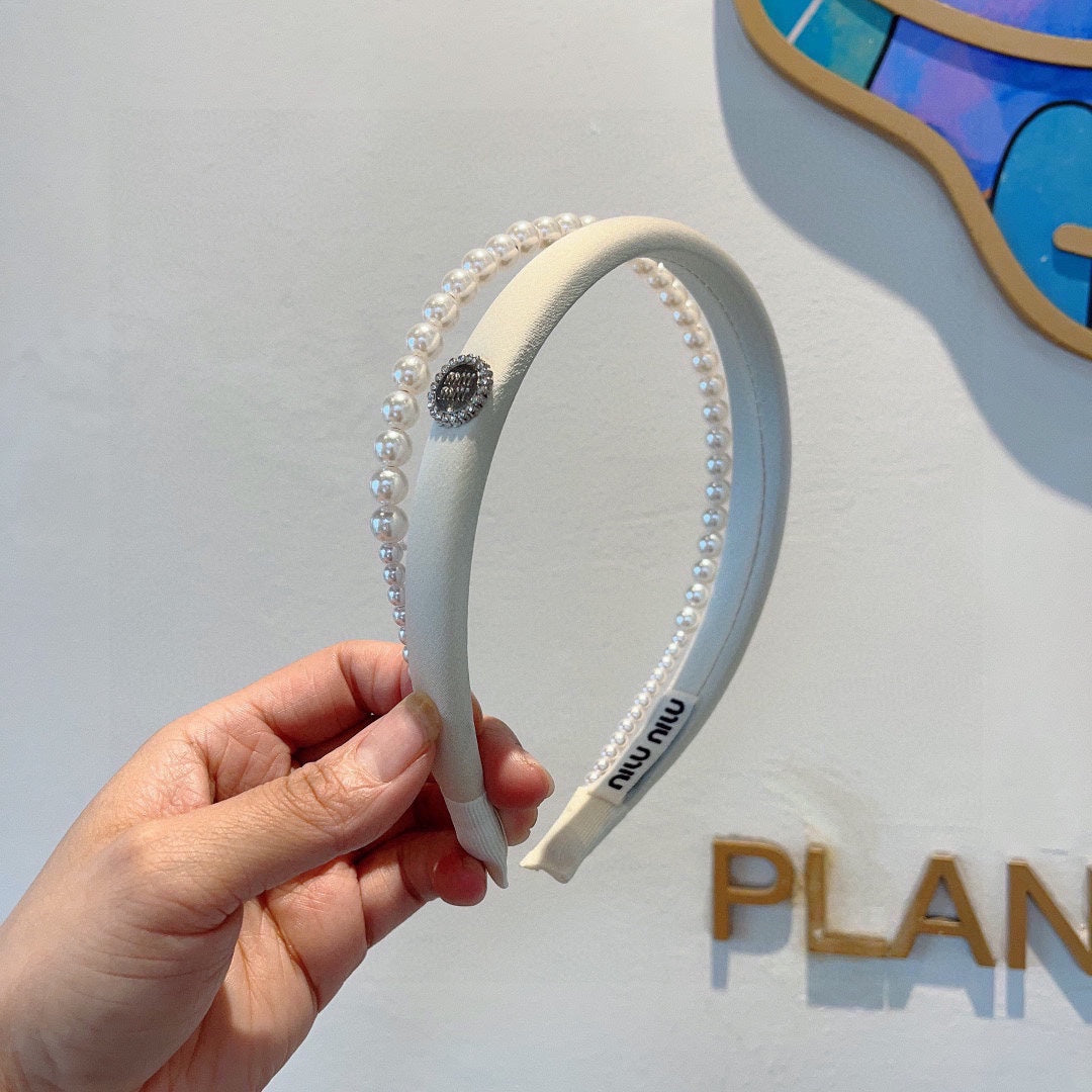 HAIR BAND IN WHITE COTTON ATTACHED PEARL CHAIN 418900