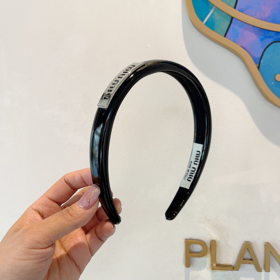 HEADBAND IN BLACK PATENT CALFSKIN SILVER LOGO 427344